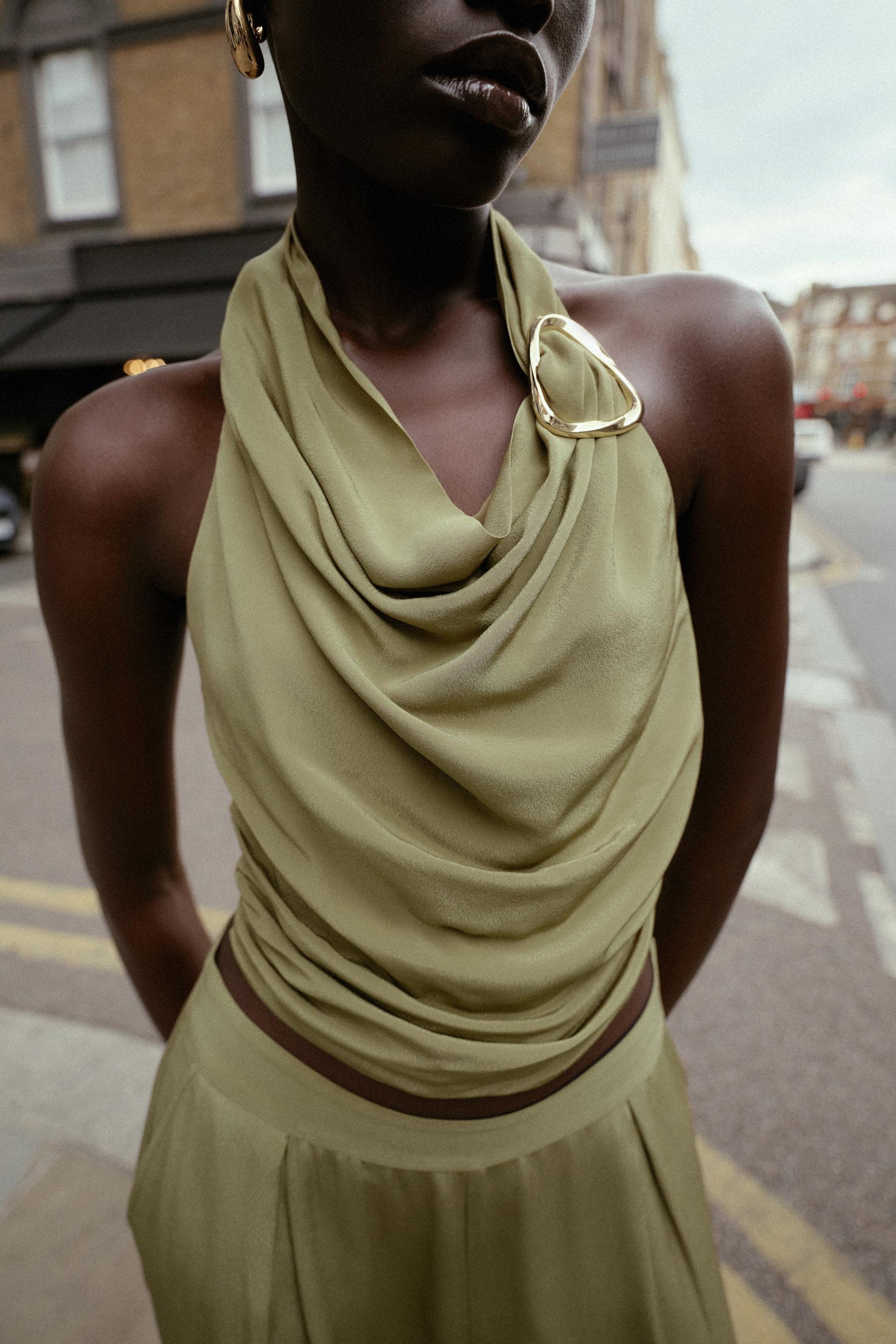 Neckholder-Top mit Knotendetail