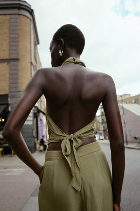 Neckholder-Top mit Knotendetail