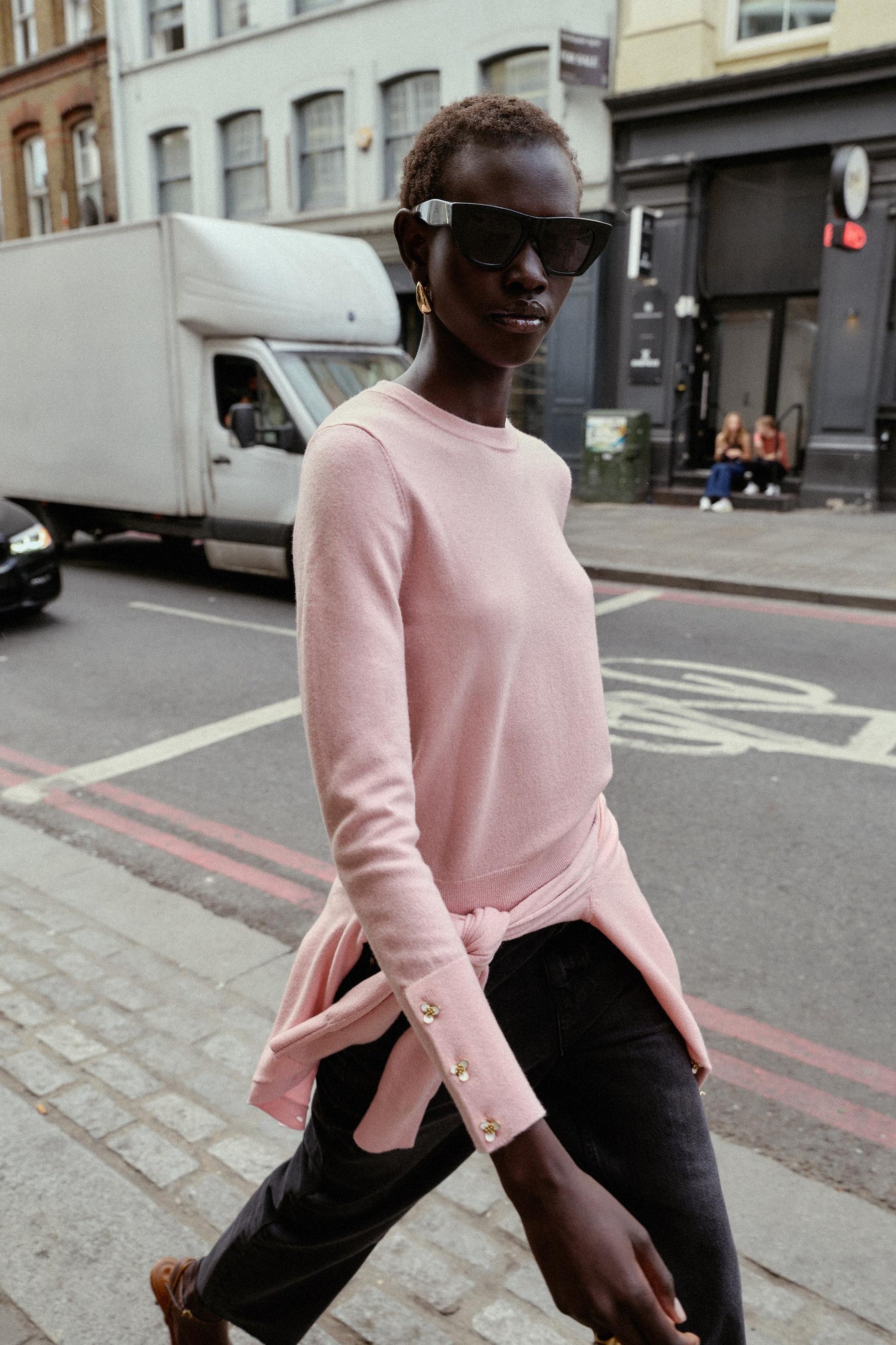 Strickpullover mit Blumenmuster und Knöpfen