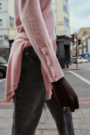 Strickpullover mit Blumenmuster und Knöpfen
