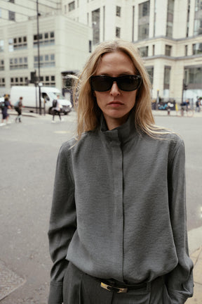 Fließendes Hemd mit hohem Kragen