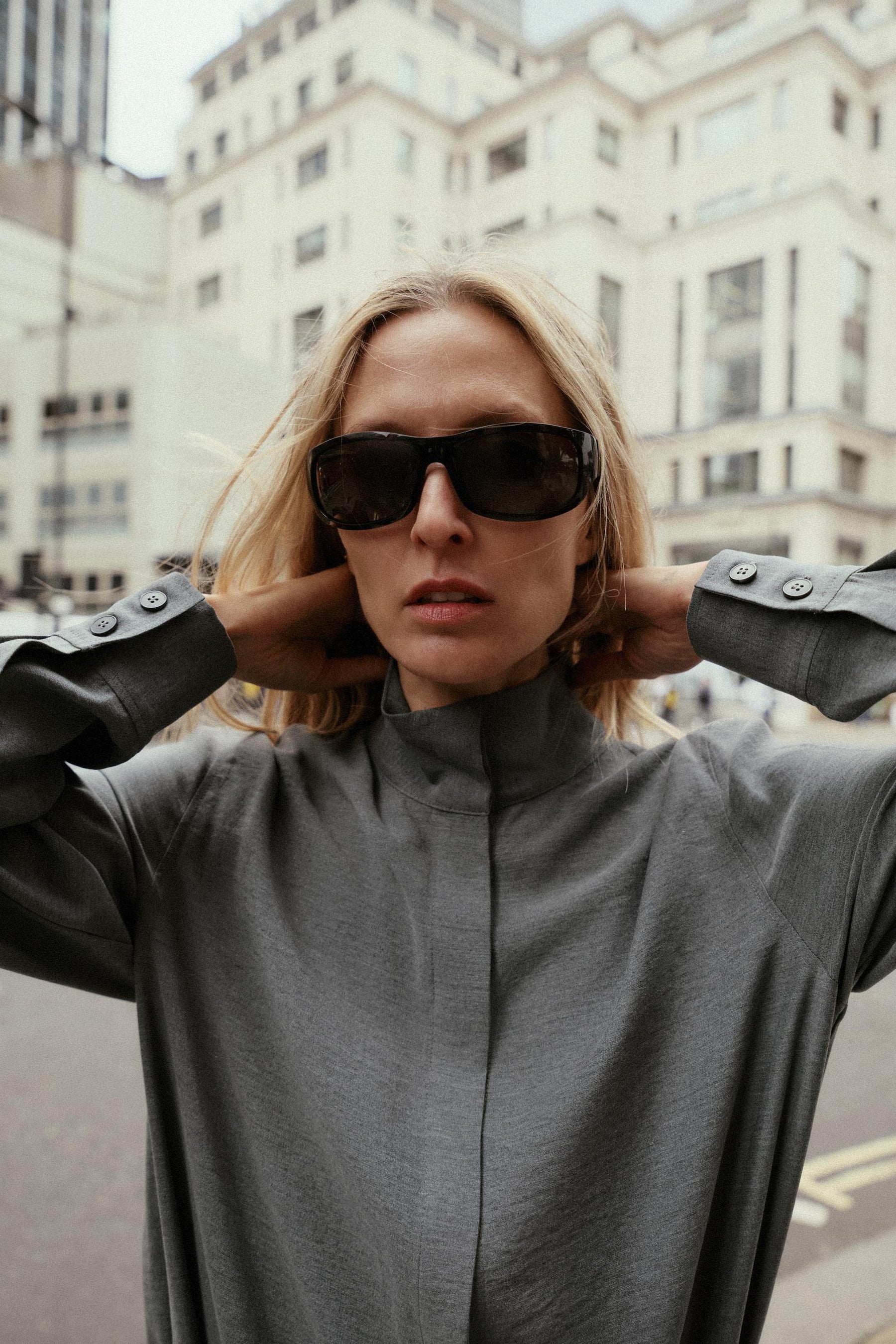 Fließendes Hemd mit hohem Kragen