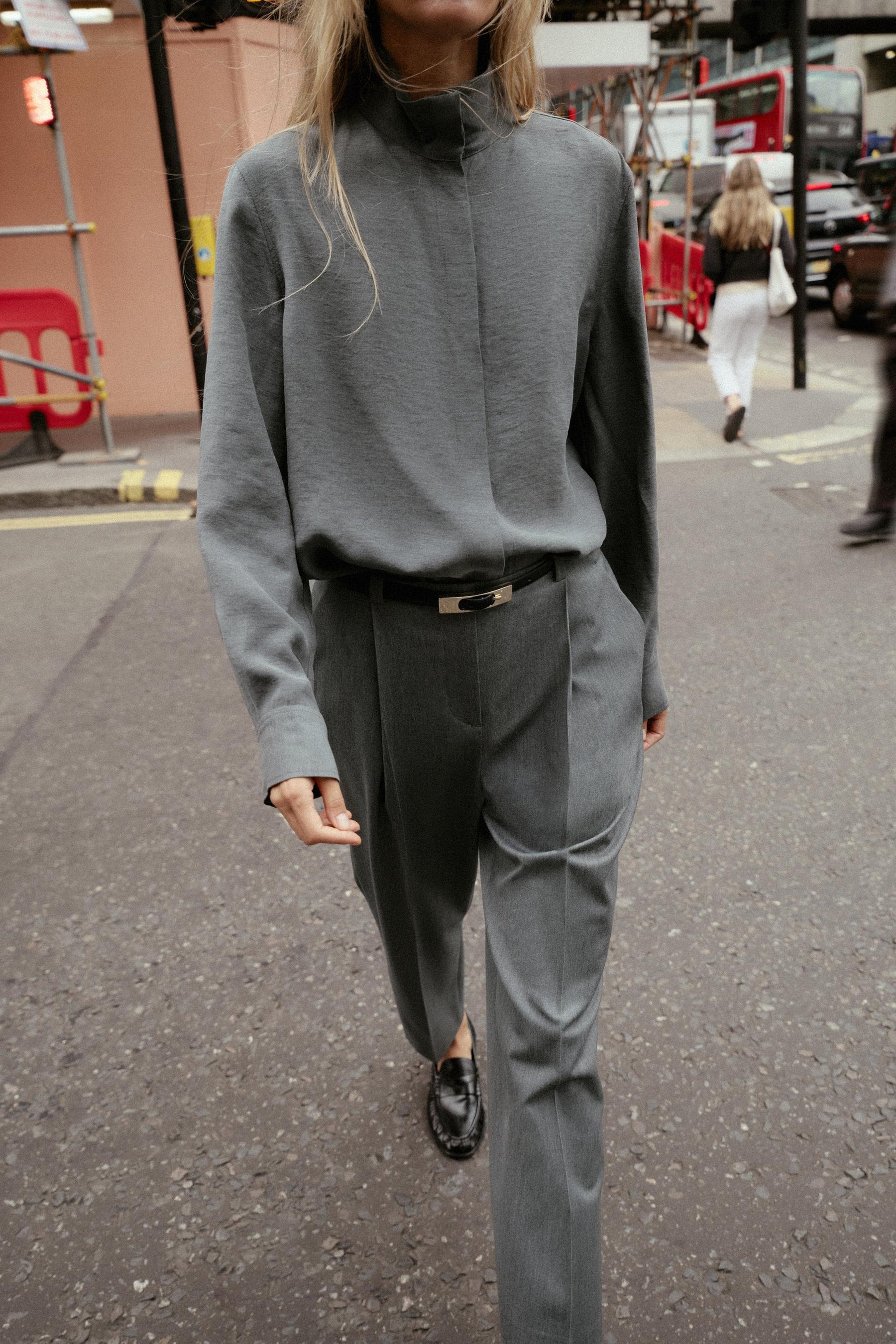 Fließendes Hemd mit hohem Kragen