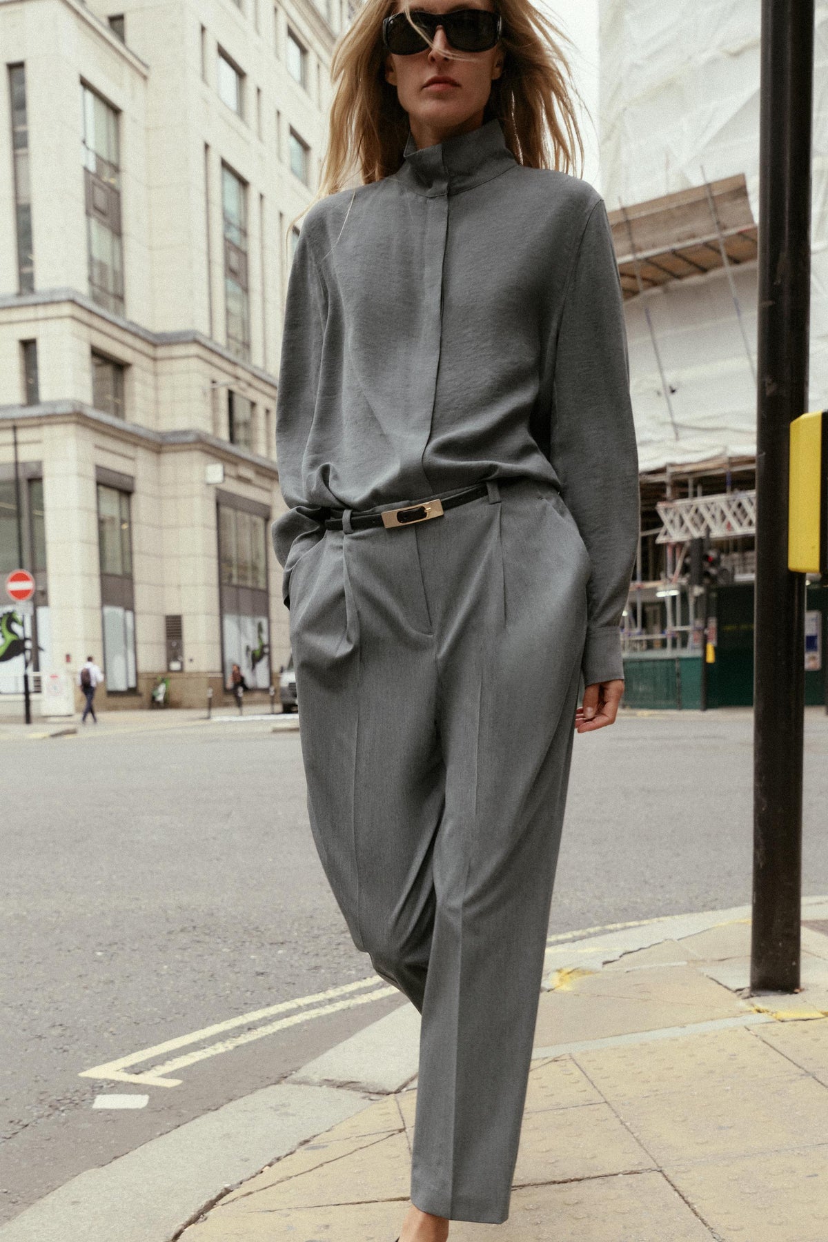 Fließendes Hemd mit hohem Kragen