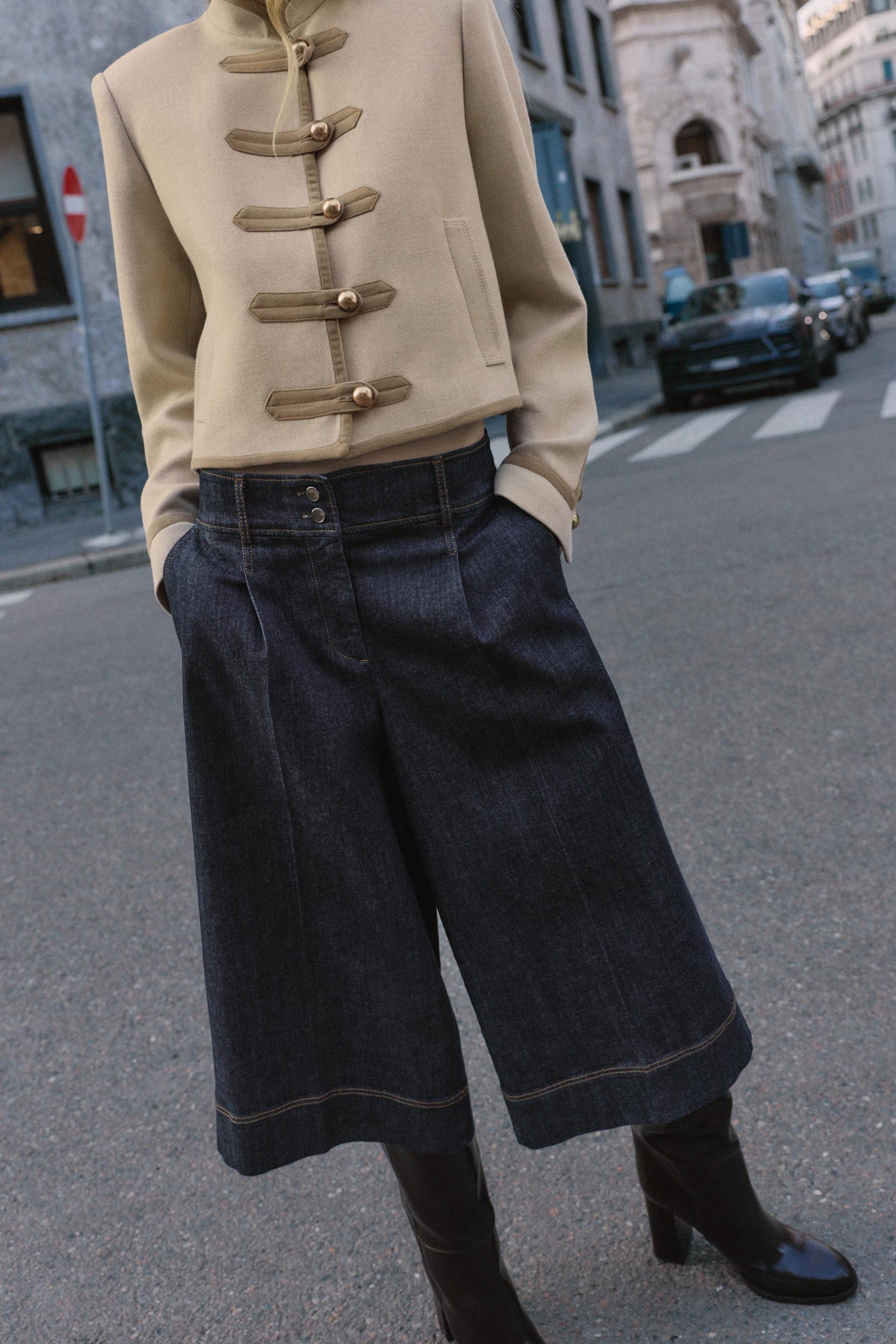 Jacke mit Knebelverschluss an den Schultern