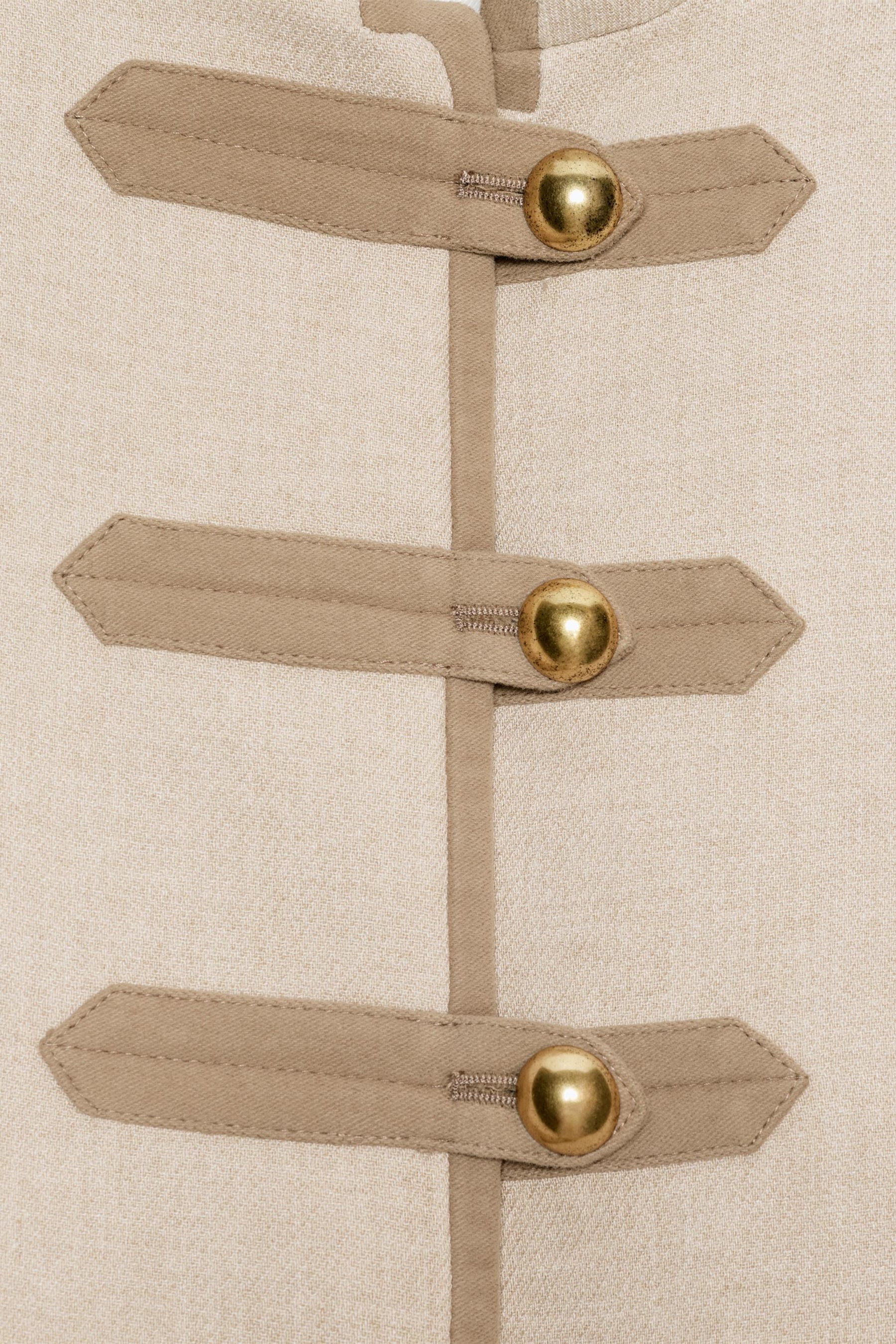 Jacke mit Knebelverschluss an den Schultern