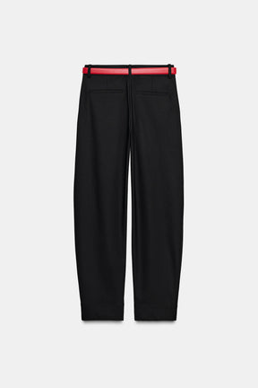 Gerade geschnittene Hose mit Gürtel.