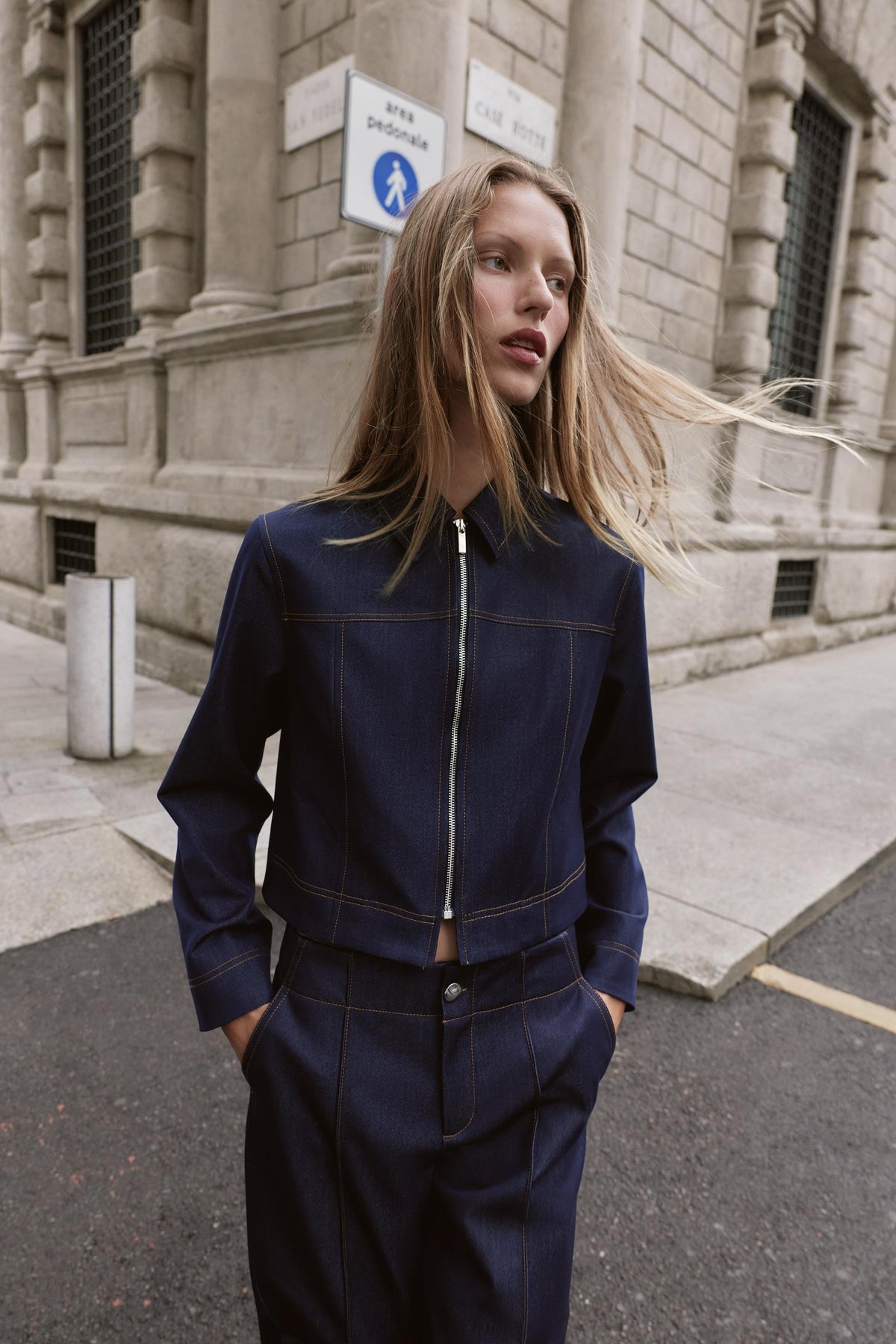 Jacke mit kontrastierenden Ziernähten