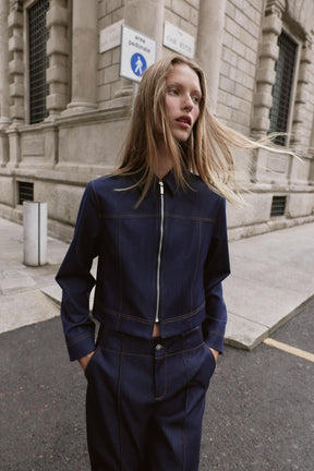 Jacke mit kontrastierenden Ziernähten