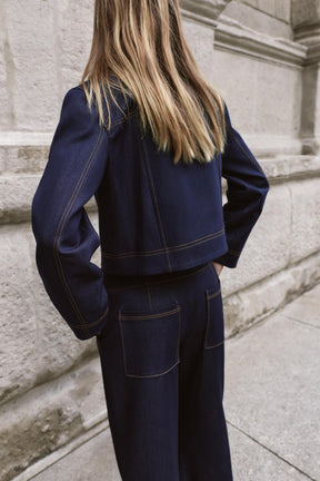 Jacke mit kontrastierenden Ziernähten