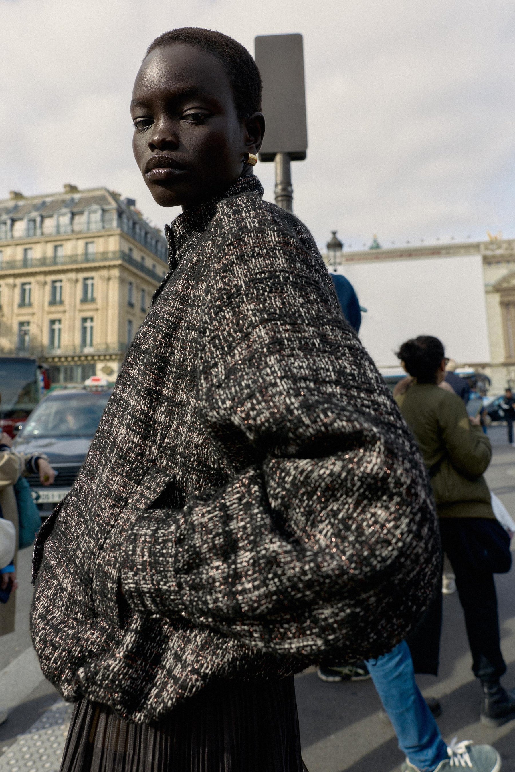 Bomberjacke mit metallischer Struktur