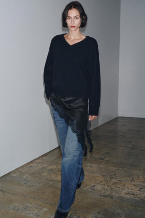 Wollpullover mit V-Ausschnitt