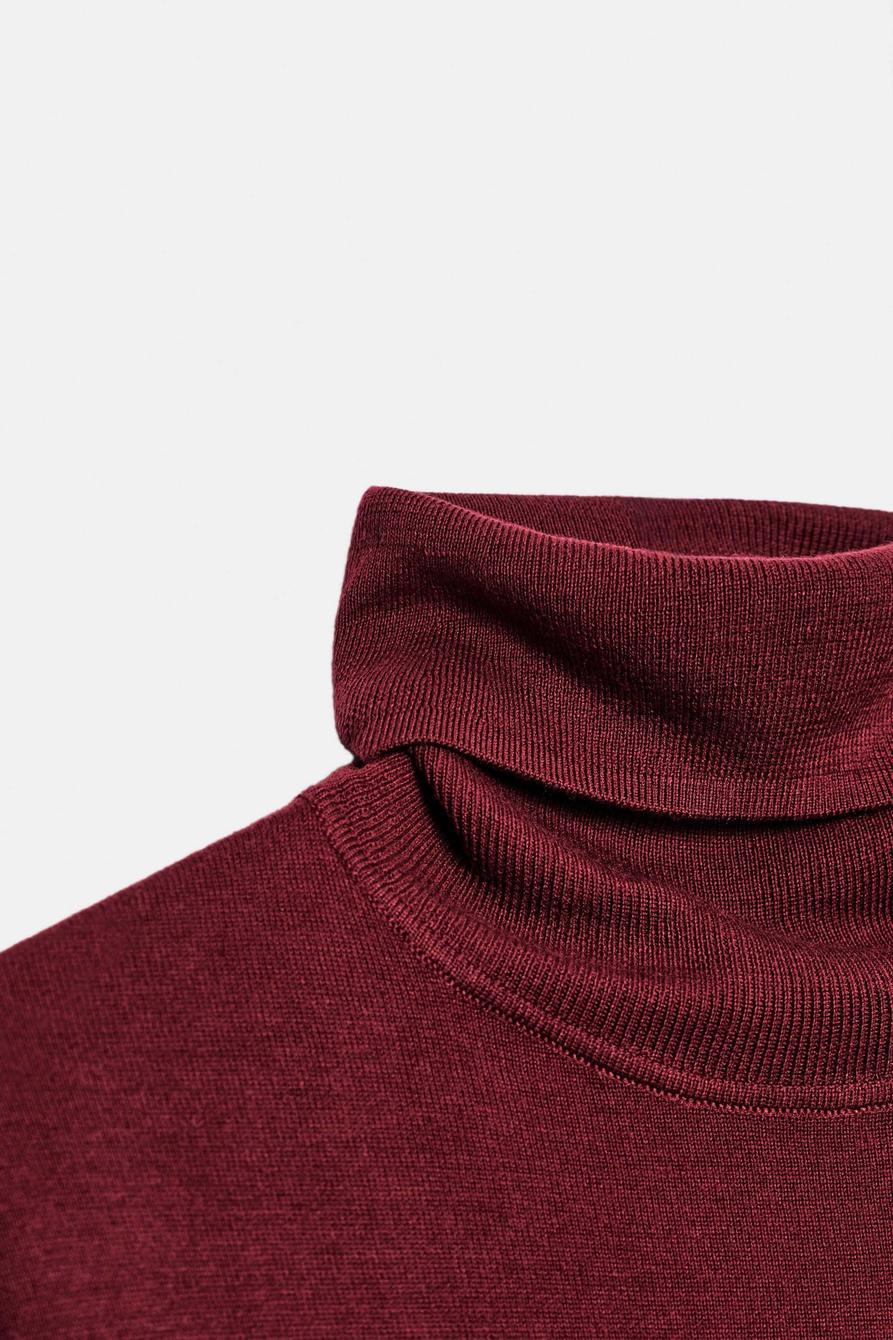 Wollpullover mit hohem Kragen