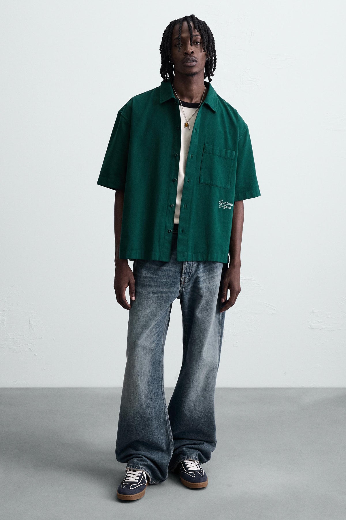 Sneakers mit kontrastierender Sohle