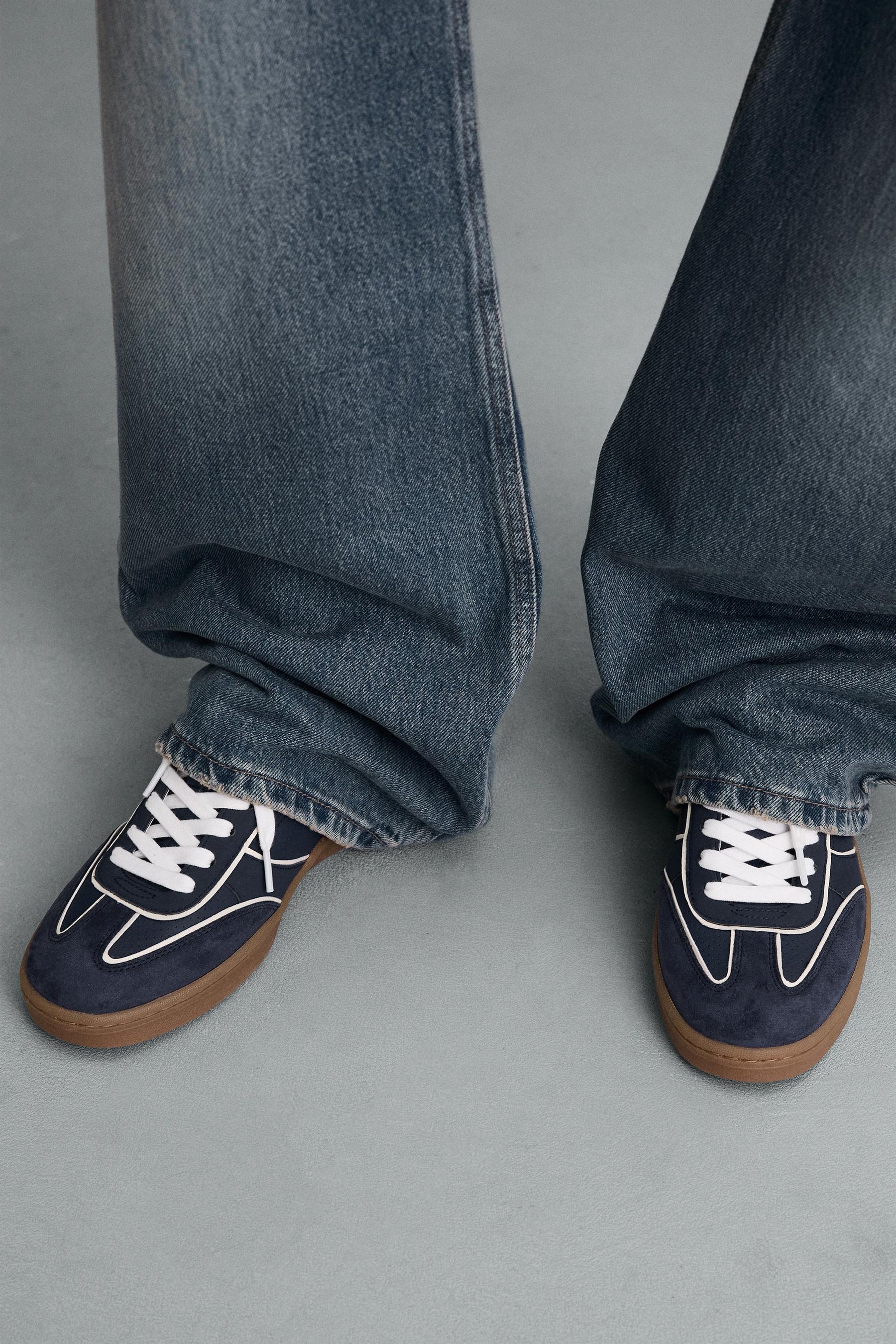 Sneakers mit kontrastierender Sohle