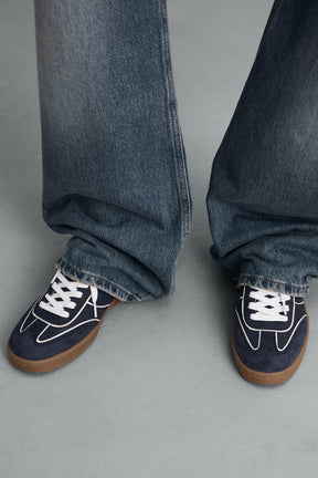 Sneakers mit kontrastierender Sohle