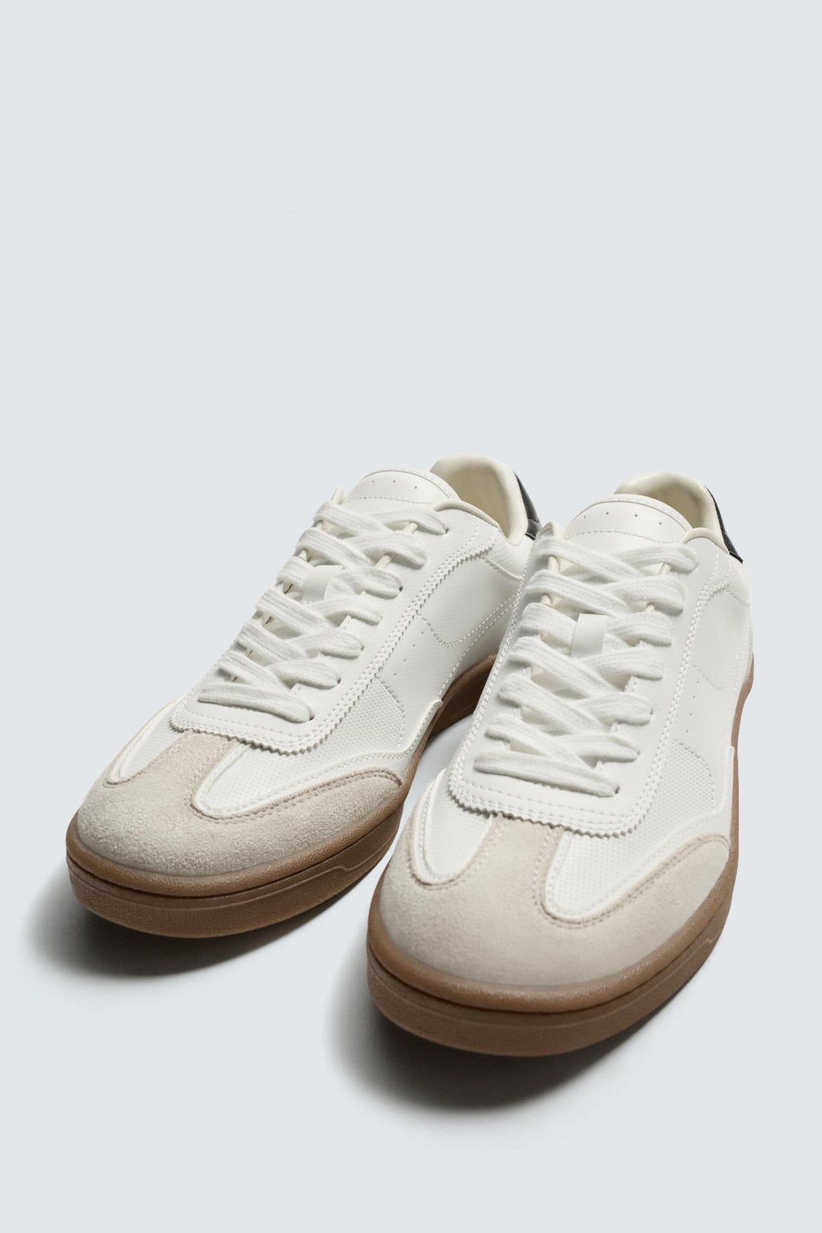 Sneakers mit kontrastierender Sohle