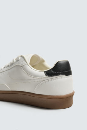 Sneakers mit kontrastierender Sohle