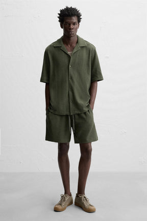 Sneaker aus Leder mit kontrastierender Sohle