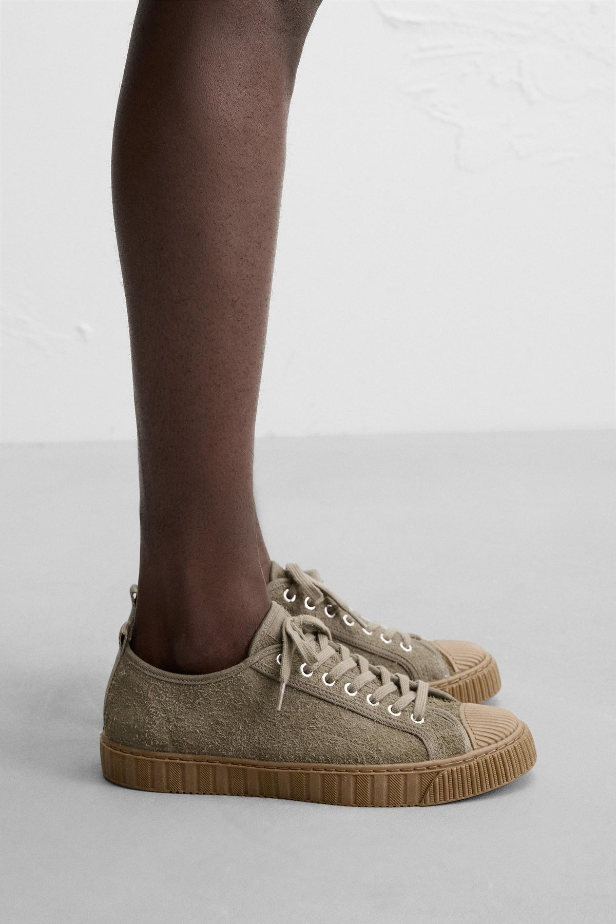 Sneaker aus Leder mit kontrastierender Sohle