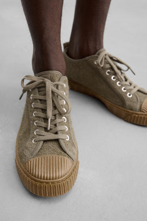 Sneaker aus Leder mit kontrastierender Sohle