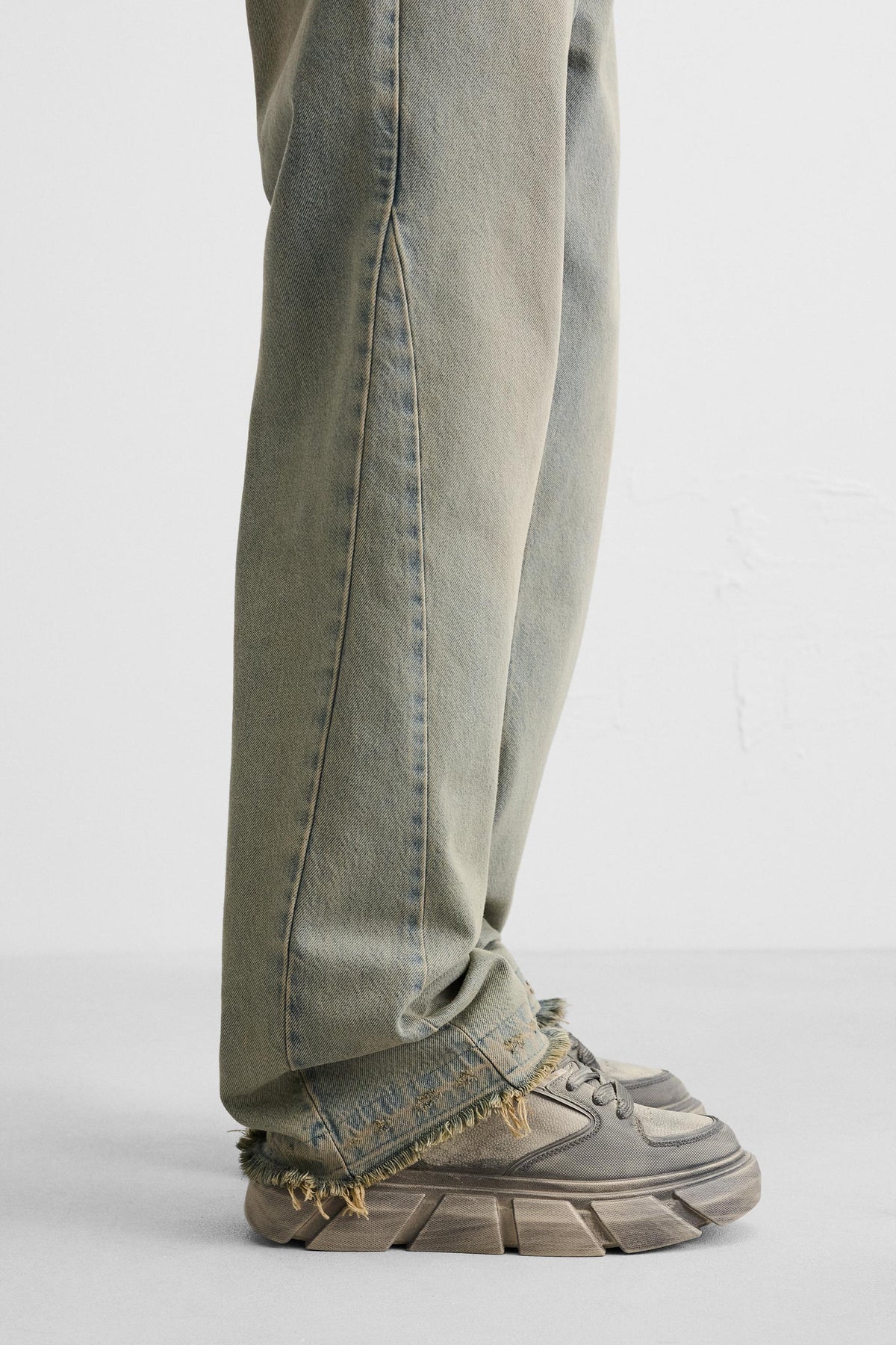 Sneaker mit breiter Sohle