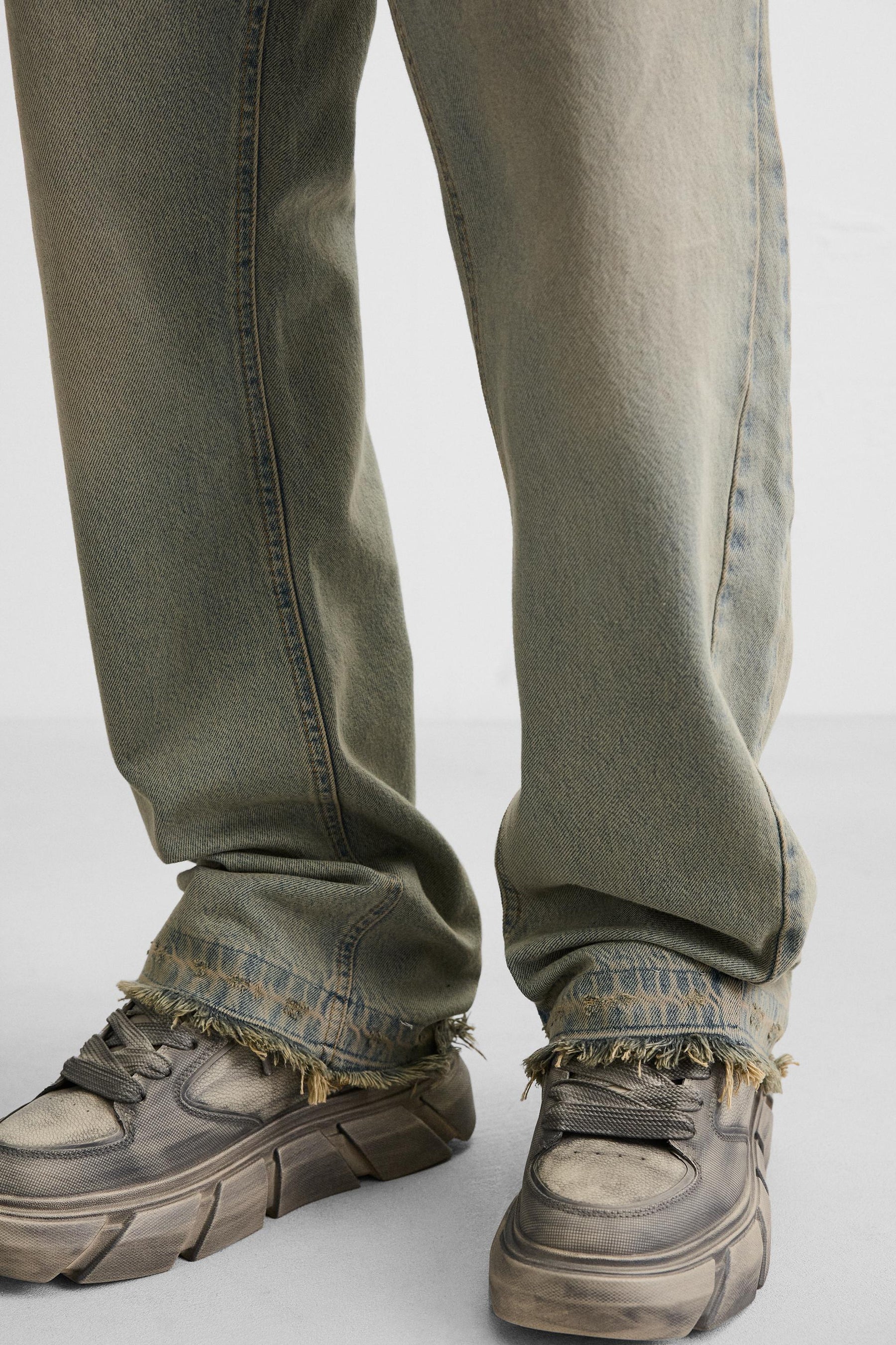 Sneaker mit breiter Sohle