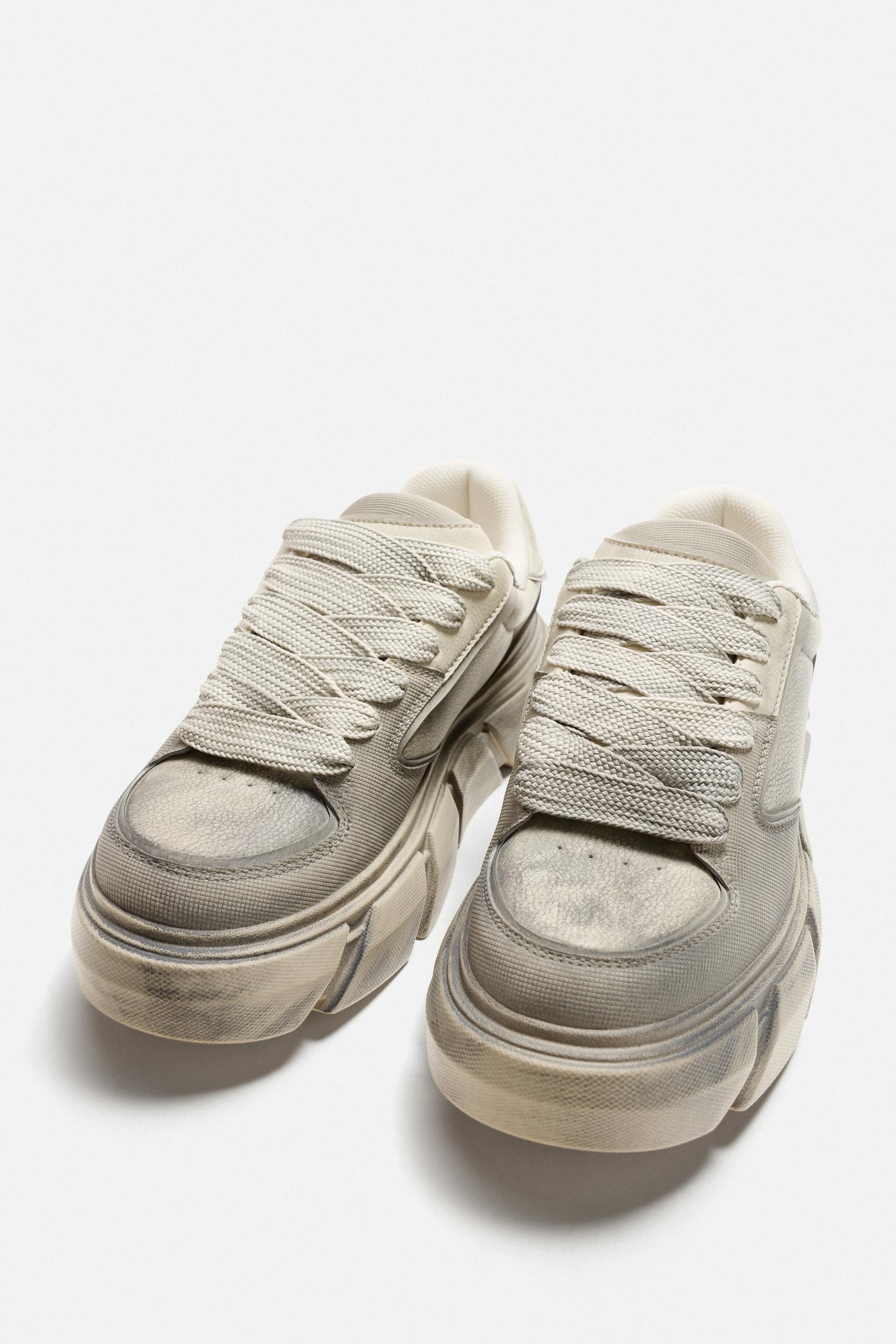 Sneaker mit breiter Sohle