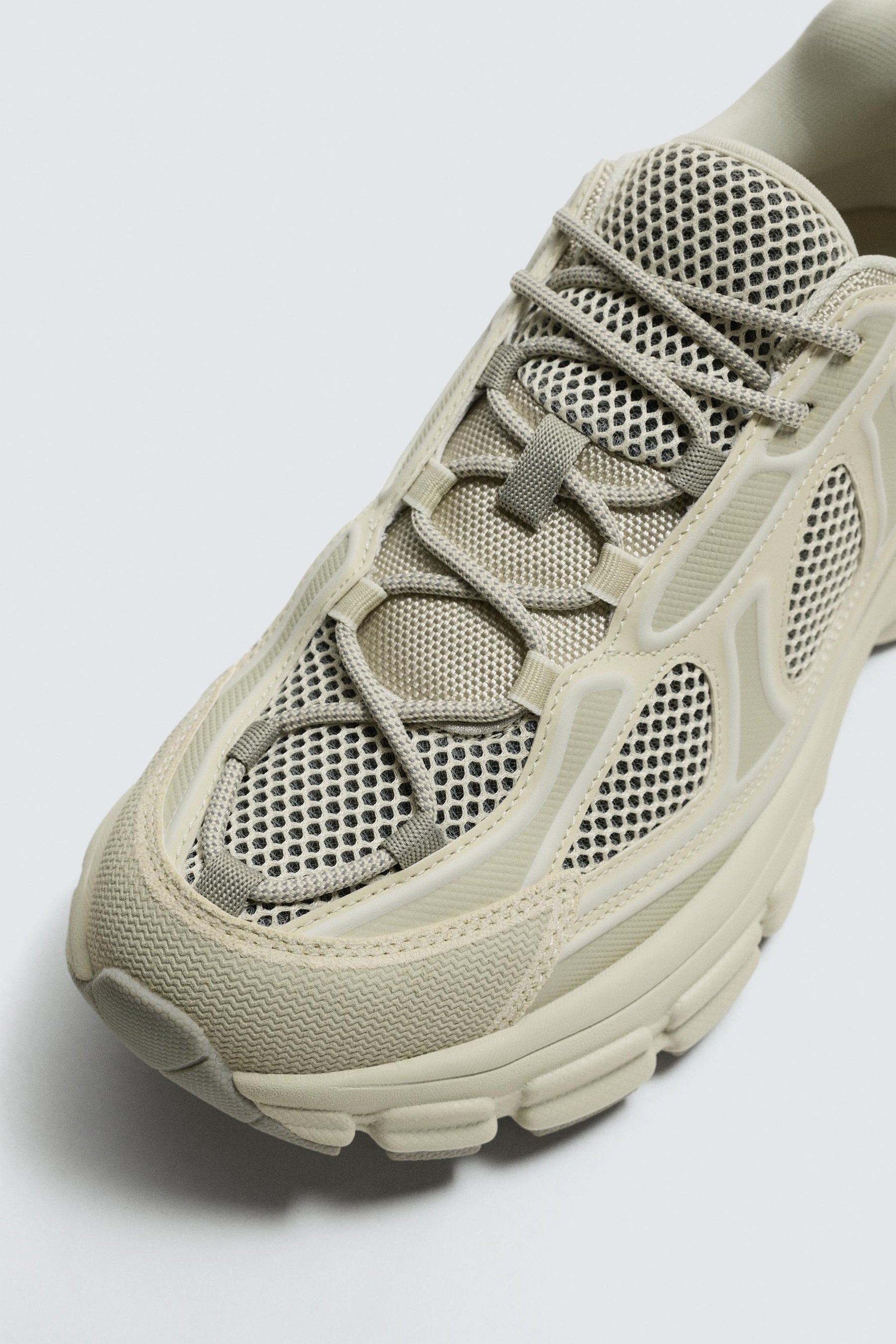 Sneaker mit breiter Sohle