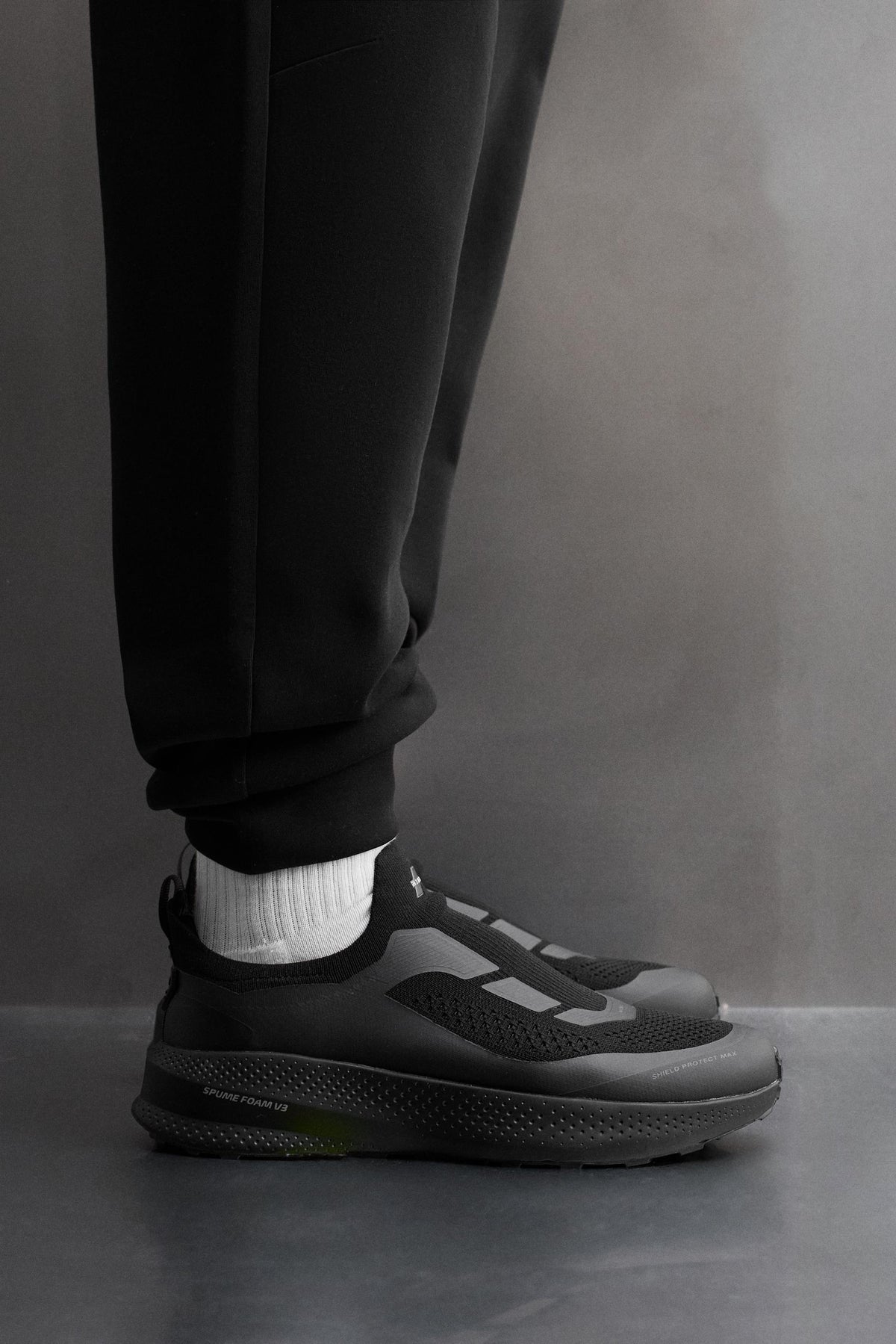 LACELESS RUNNING TRAINERS - Image 1