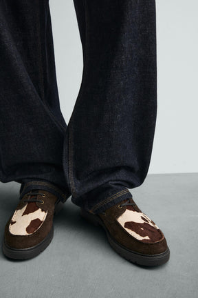 Schuhe aus Leder mit Tiermuster