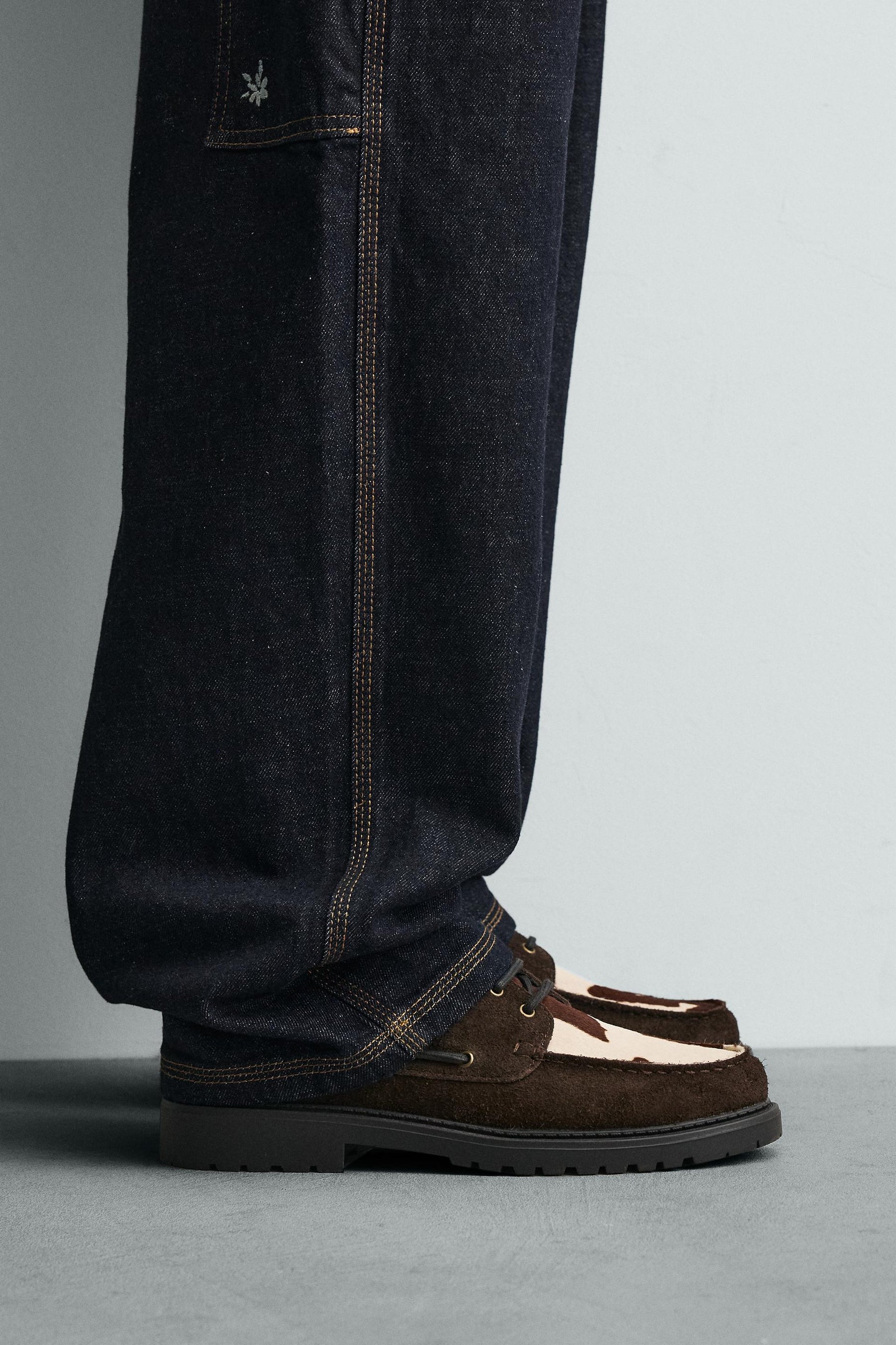 Schuhe aus Leder mit Tiermuster