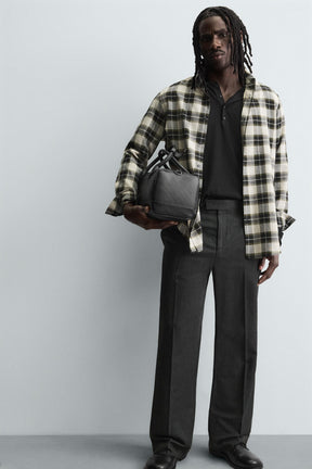 Strukturierte, gummierte Umhängetasche