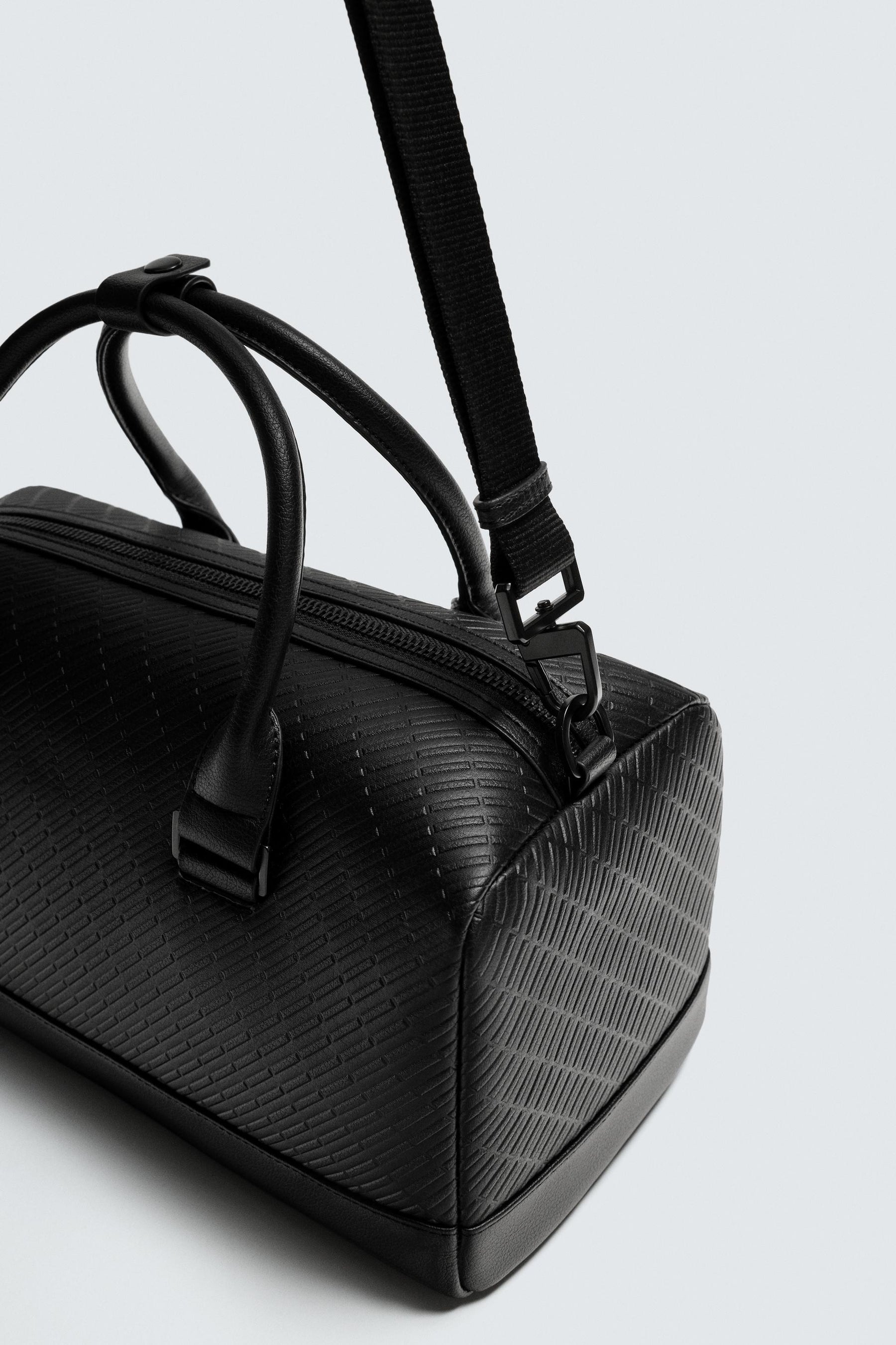 Strukturierte, gummierte Umhängetasche