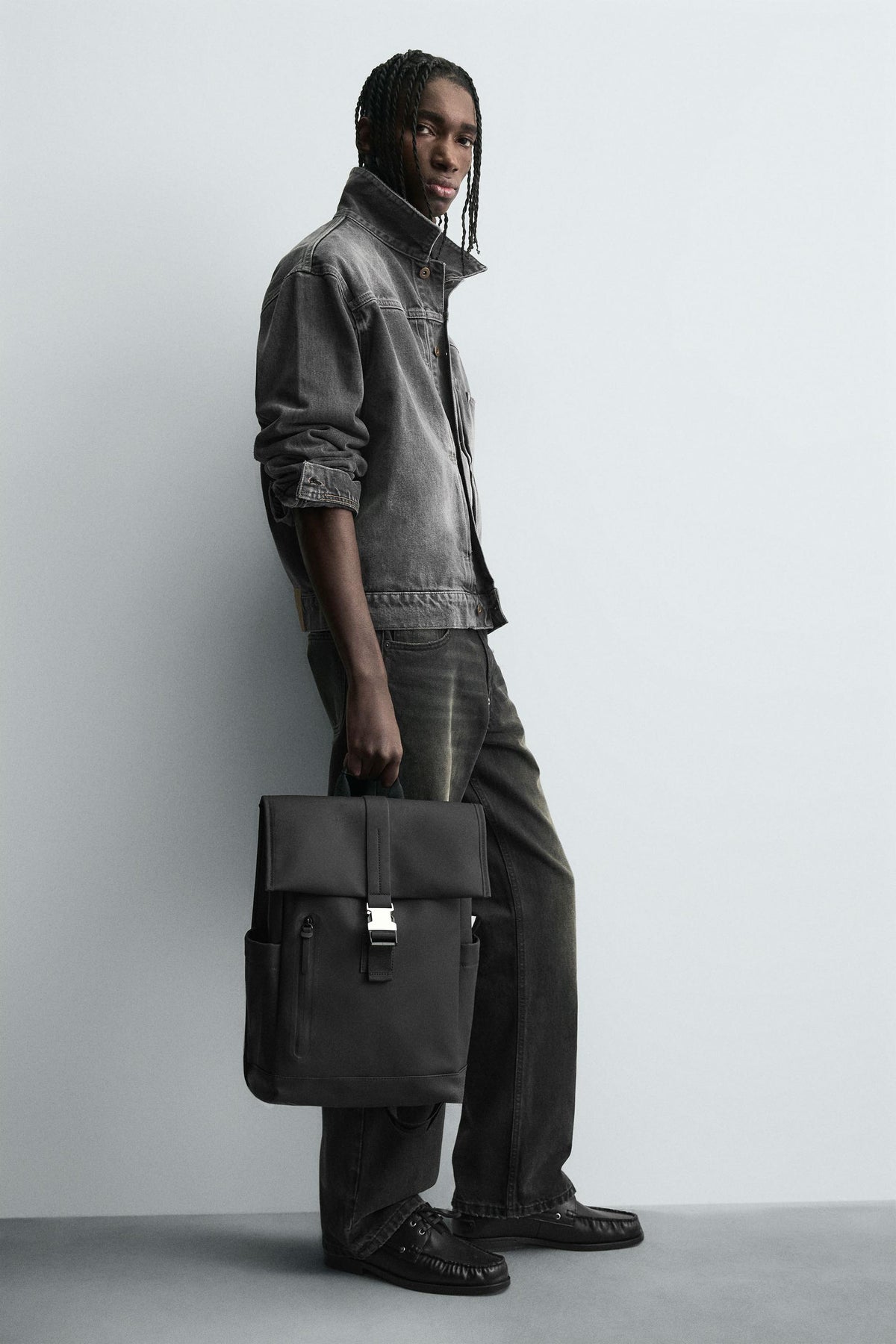 GUMMISIERTER RUCKSACK MIT KLAPPE