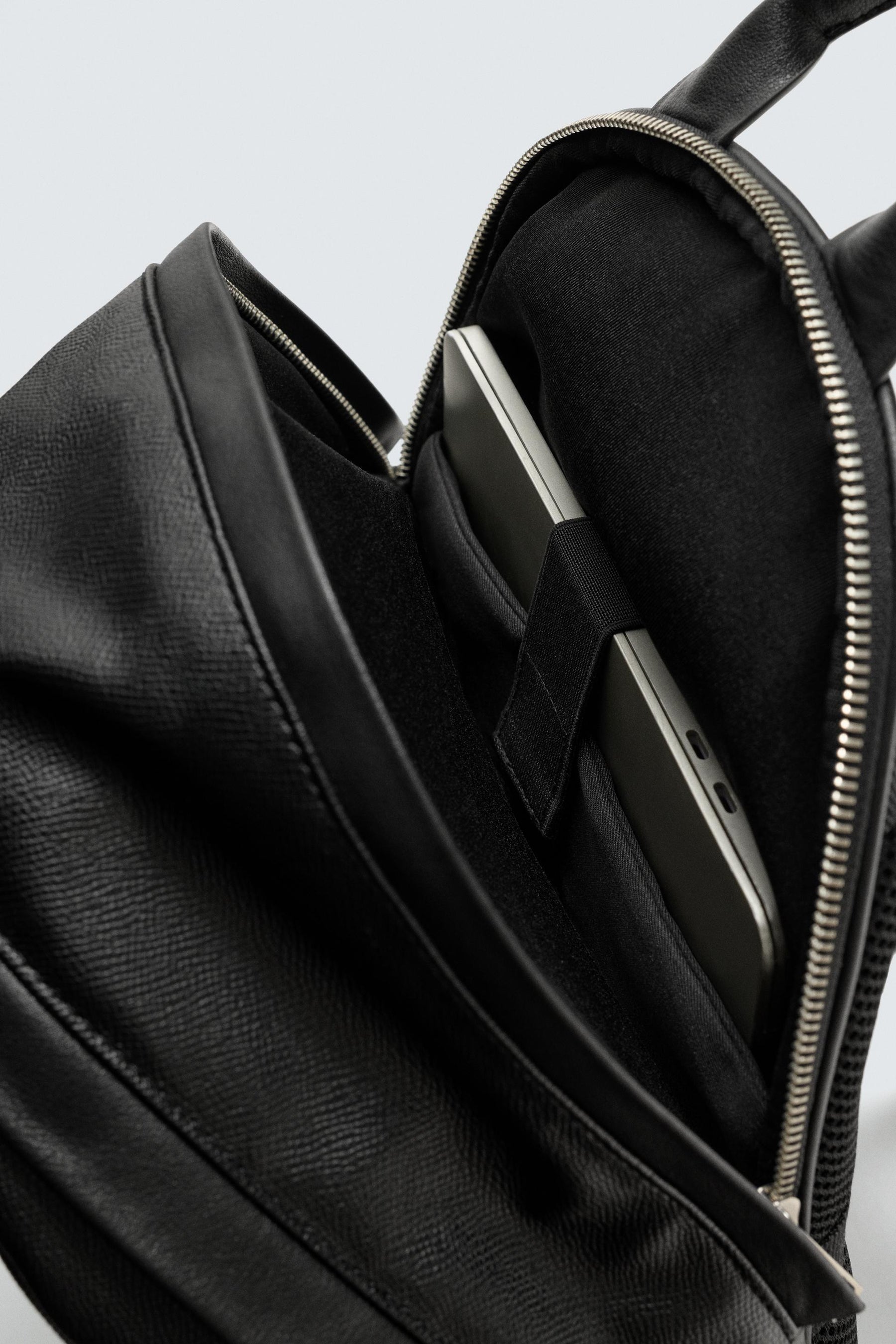 RUCKSACK MIT STRUKTURIERTER BESCHICHTUNG