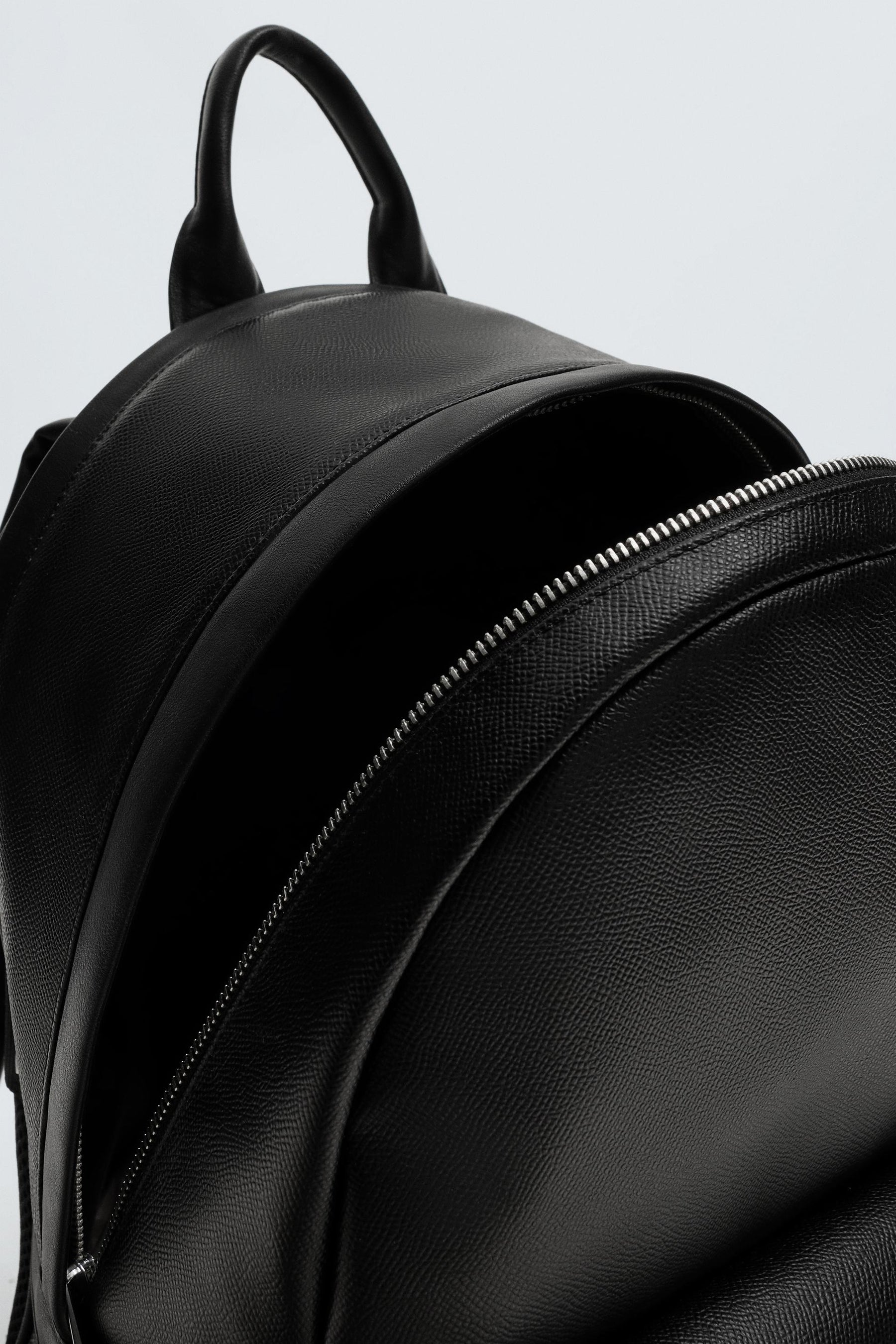 RUCKSACK MIT STRUKTURIERTER BESCHICHTUNG