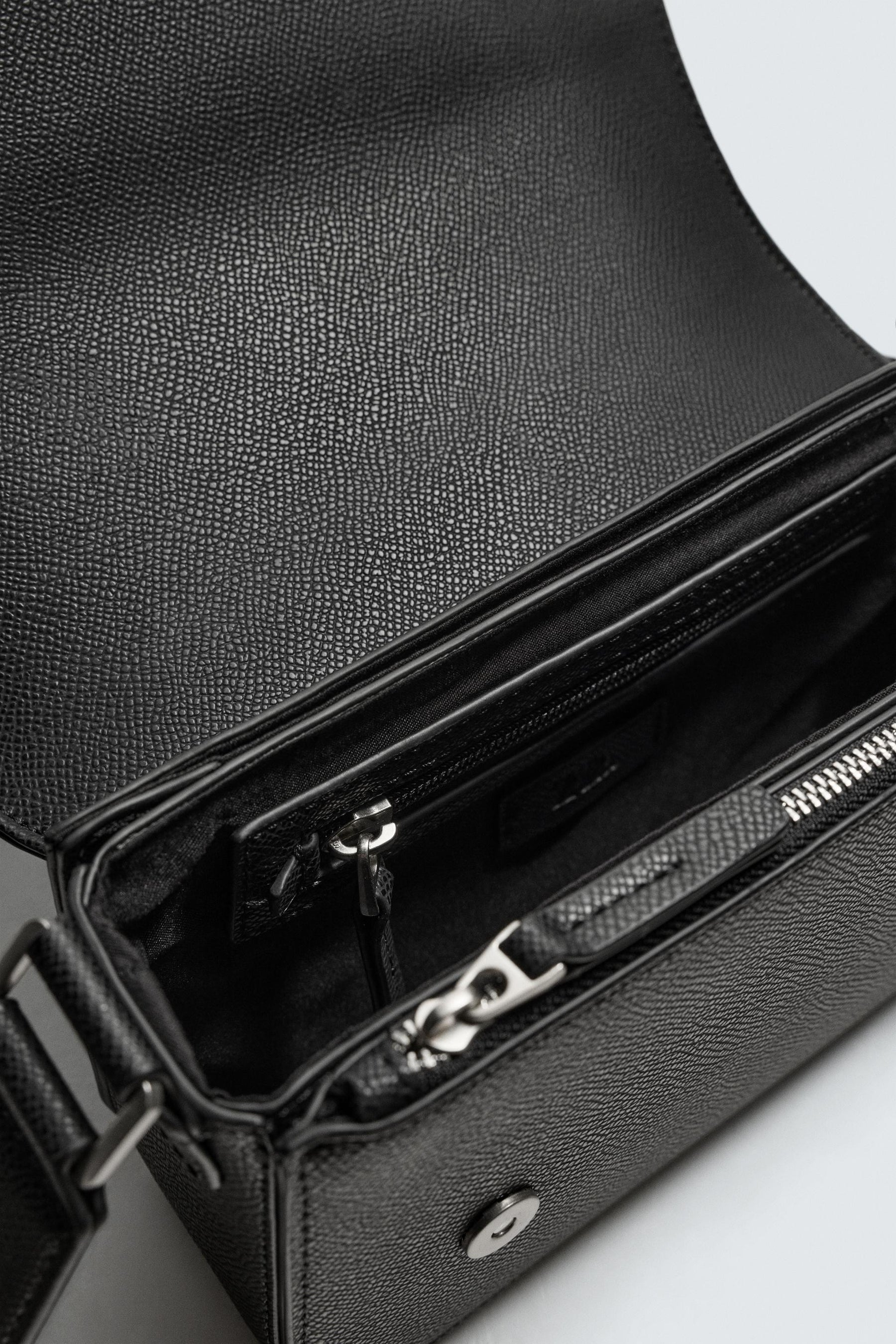 Strukturierte Umhängetasche