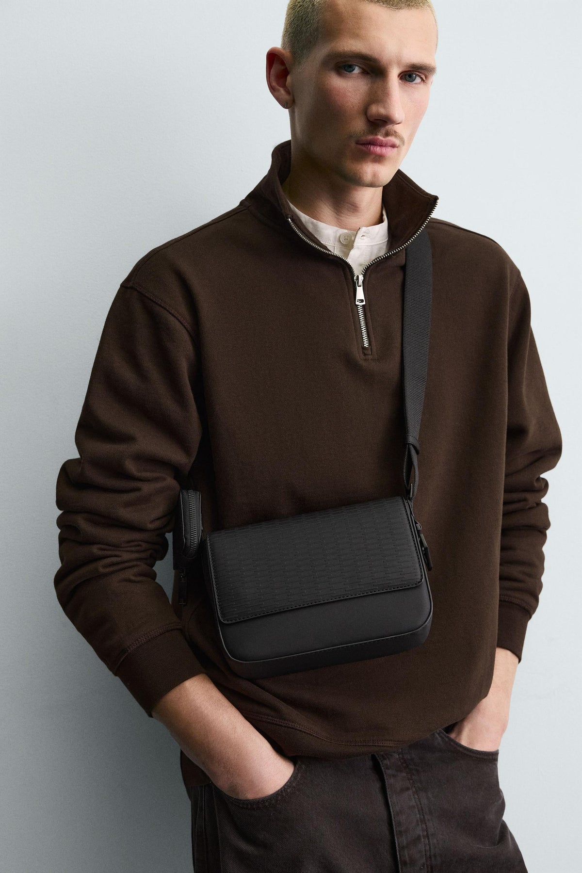 Gummierte, strukturierte Umhängetasche