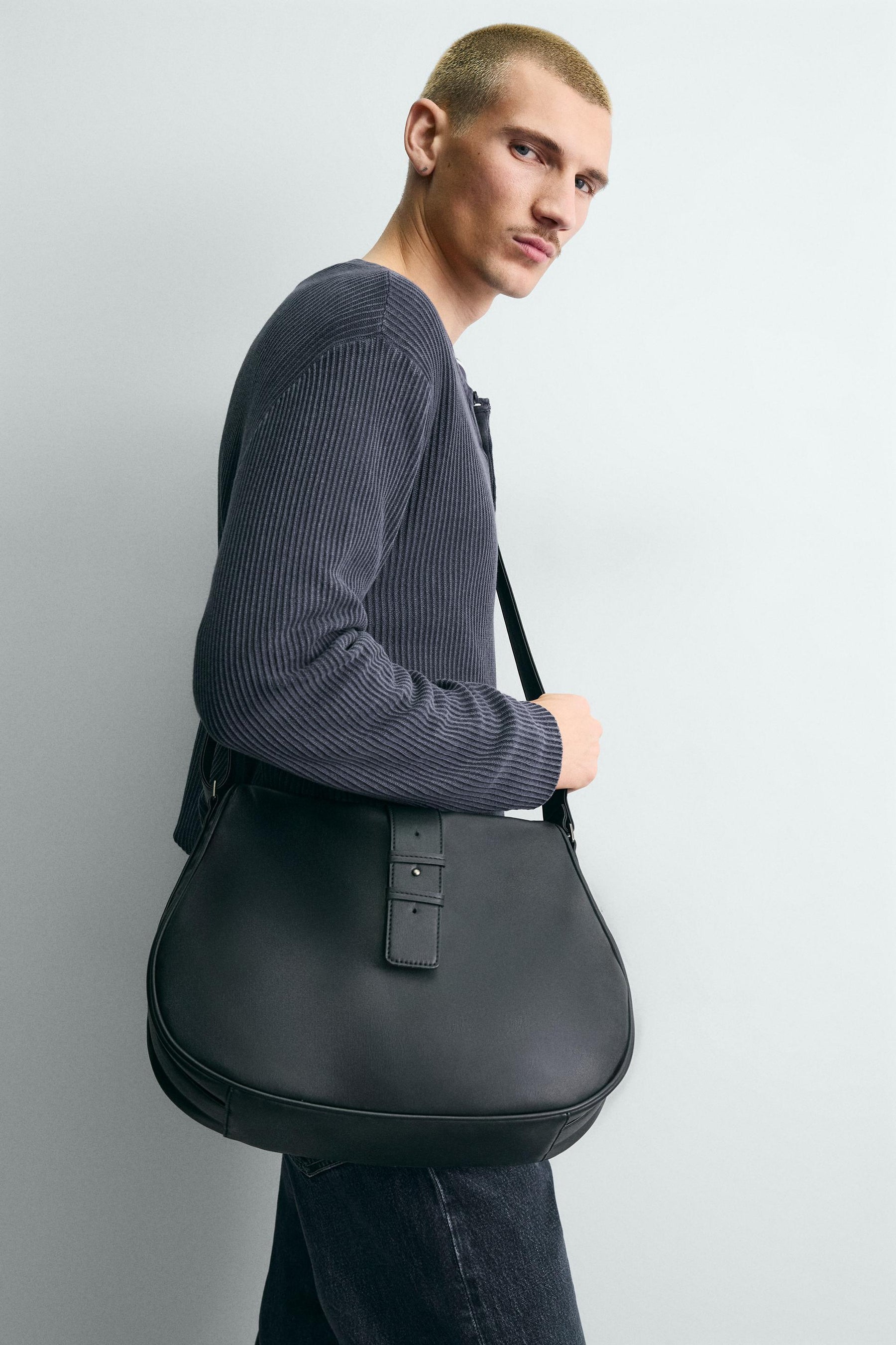 EINFACHE UMHÄNGETASCHE