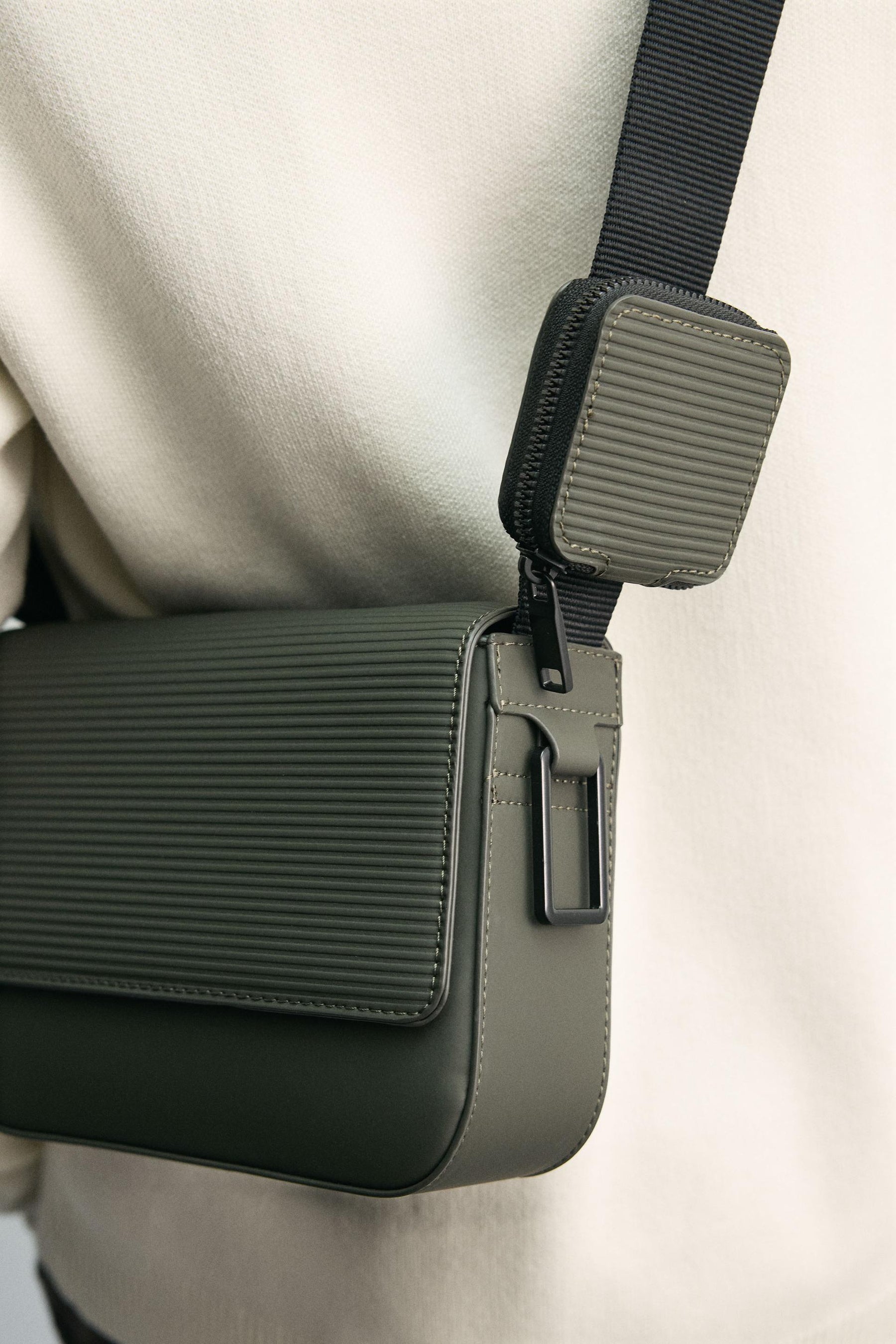 RUBBERISED TEXTURED CROSSBODY BAG - Image 2