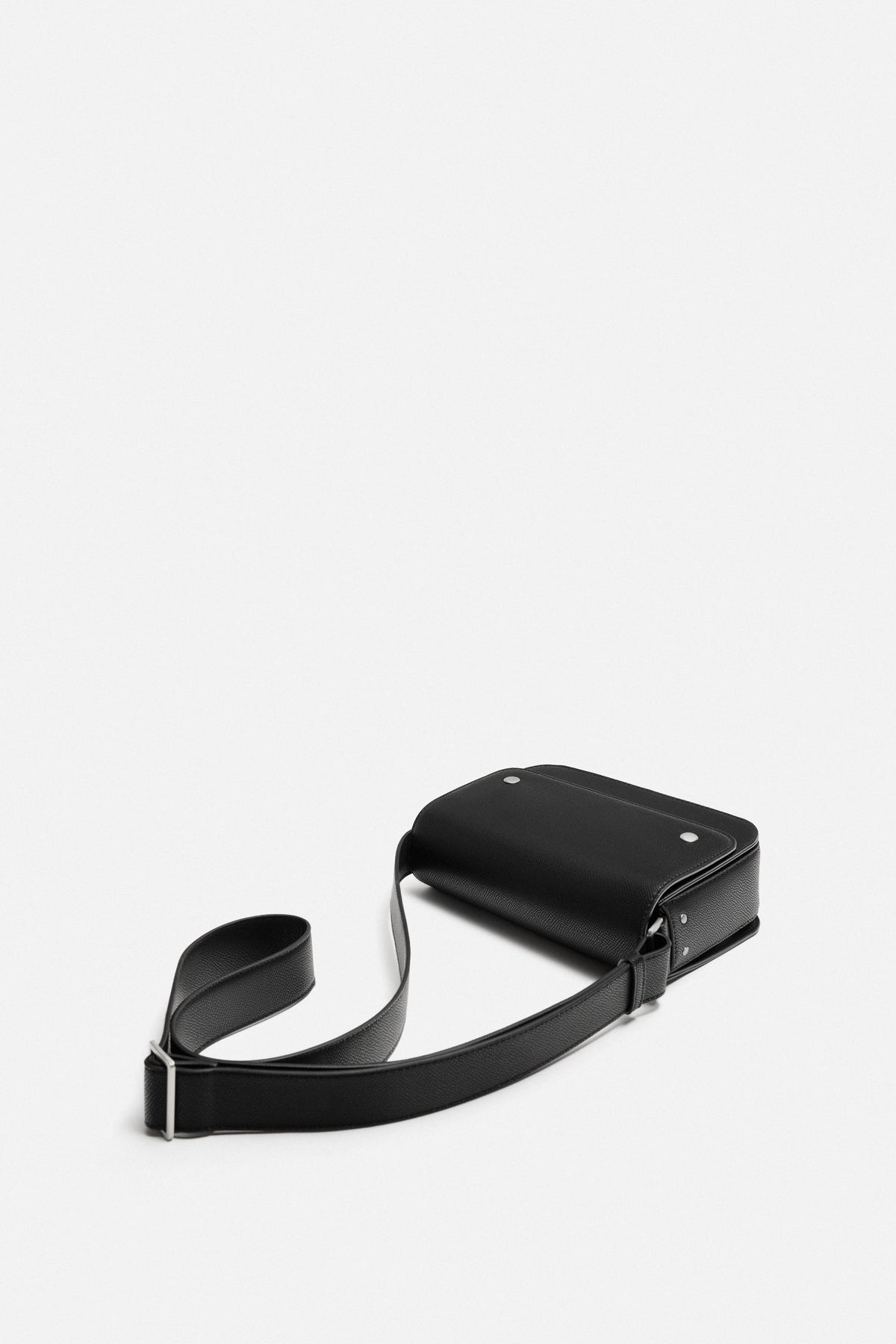 STRUKTURIERTE UMHÄNGETASCHE