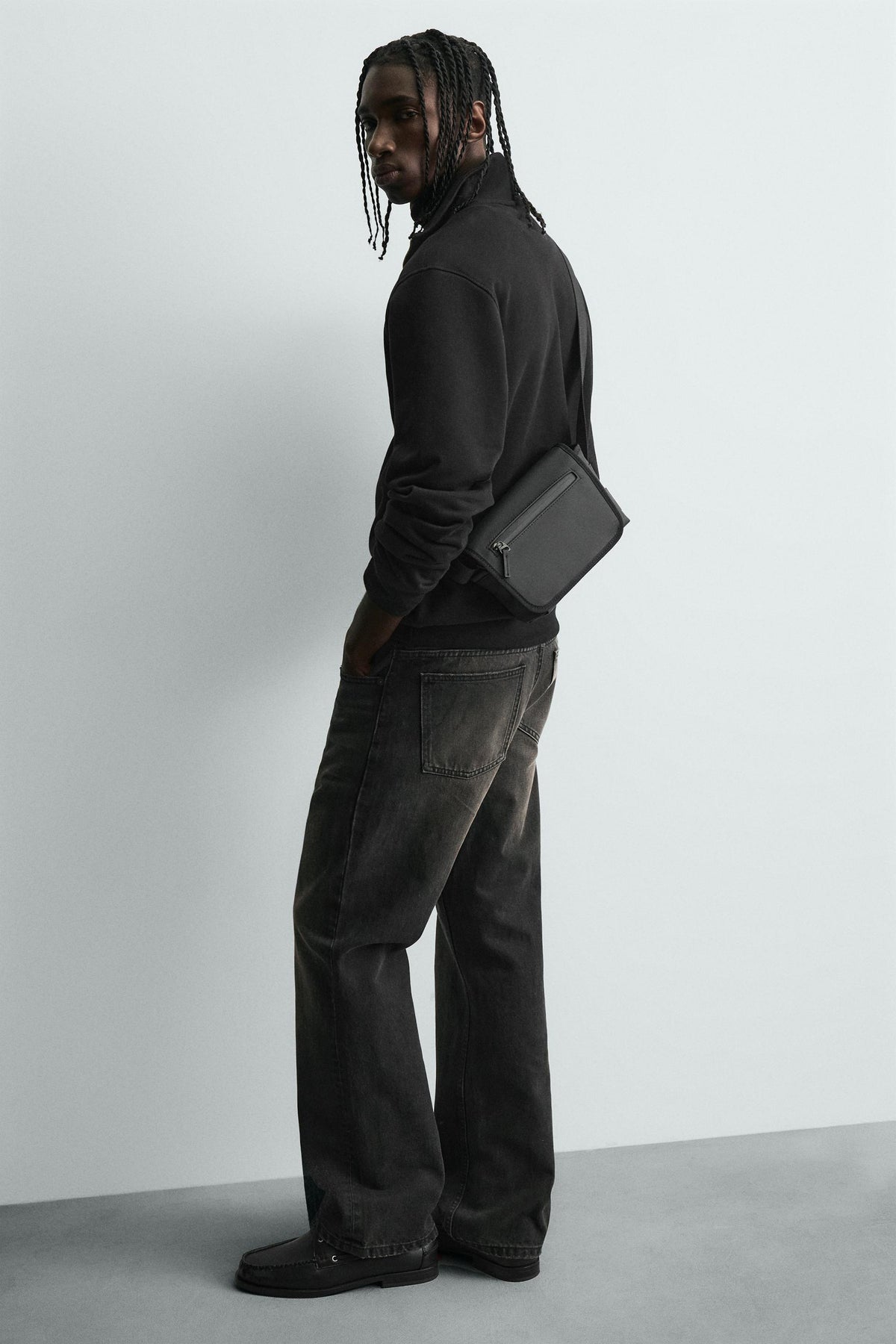 Crossbody-Tasche mit gummierter Oberfläche