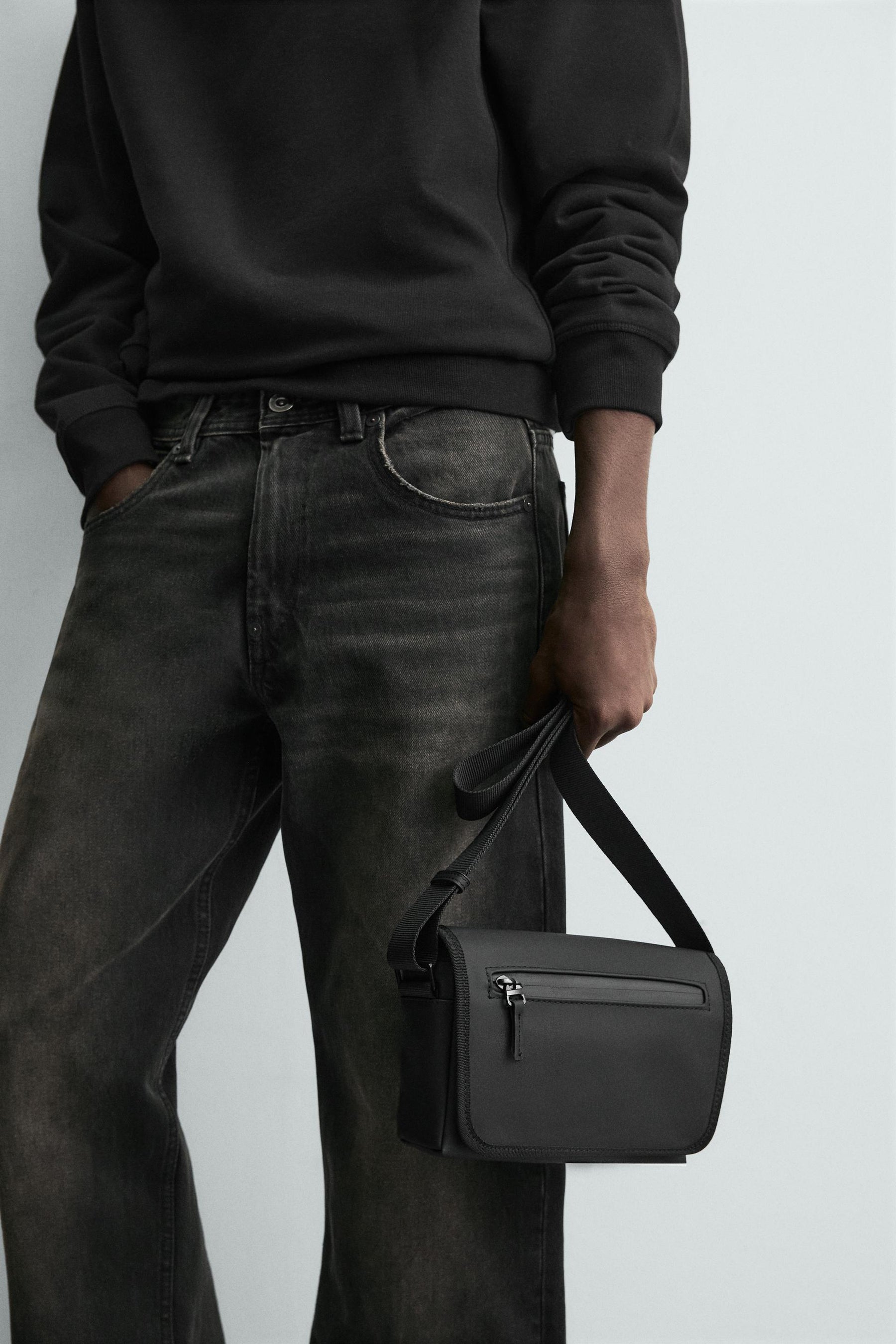 Crossbody-Tasche mit gummierter Oberfläche