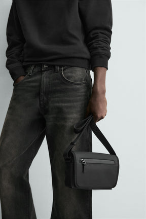 Crossbody-Tasche mit gummierter Oberfläche