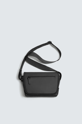 Crossbody-Tasche mit gummierter Oberfläche