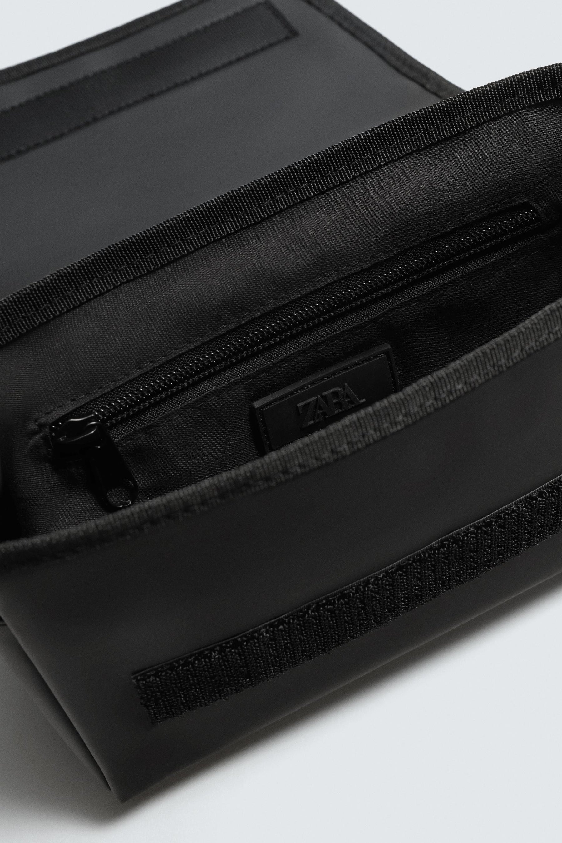 Crossbody-Tasche mit gummierter Oberfläche