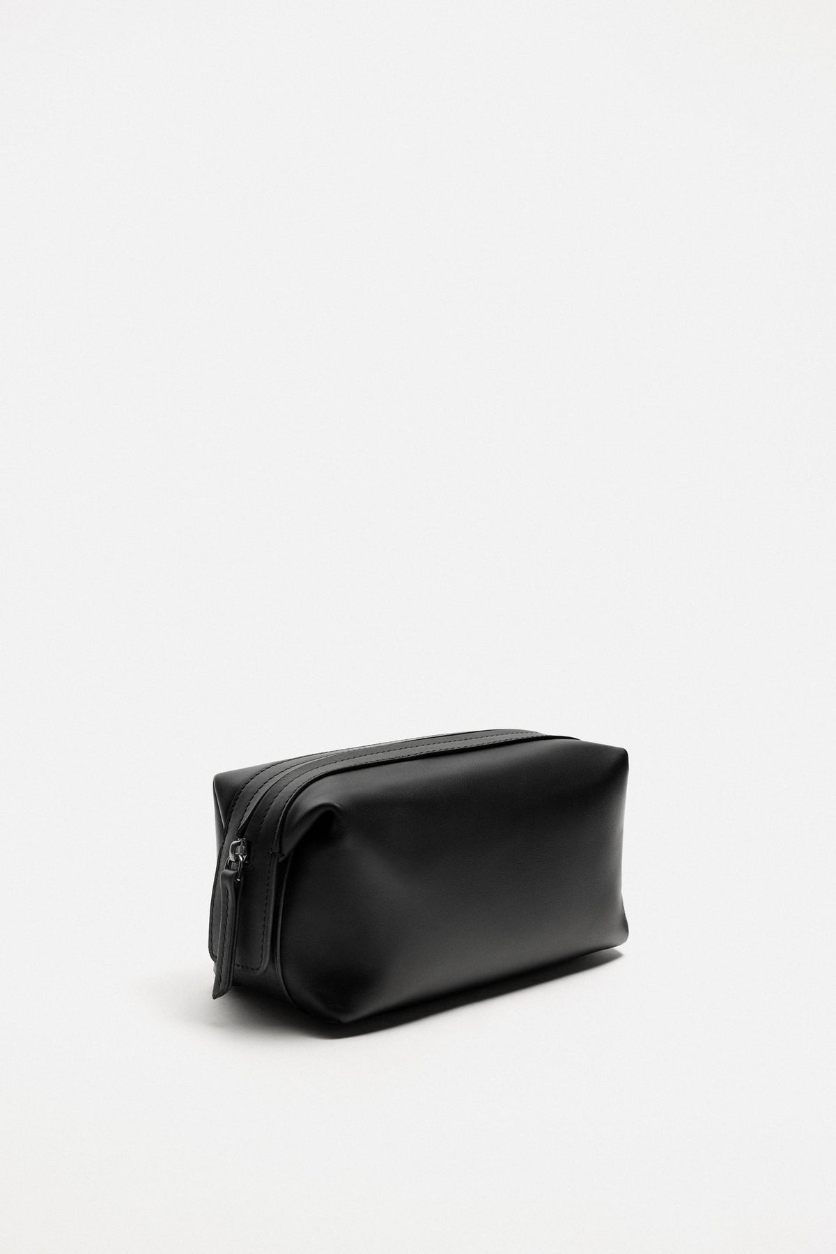 LEATHER TOILETRY BAG - Image 2