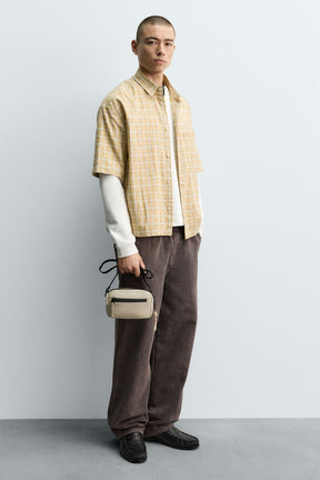 Gummierte Umhängetasche