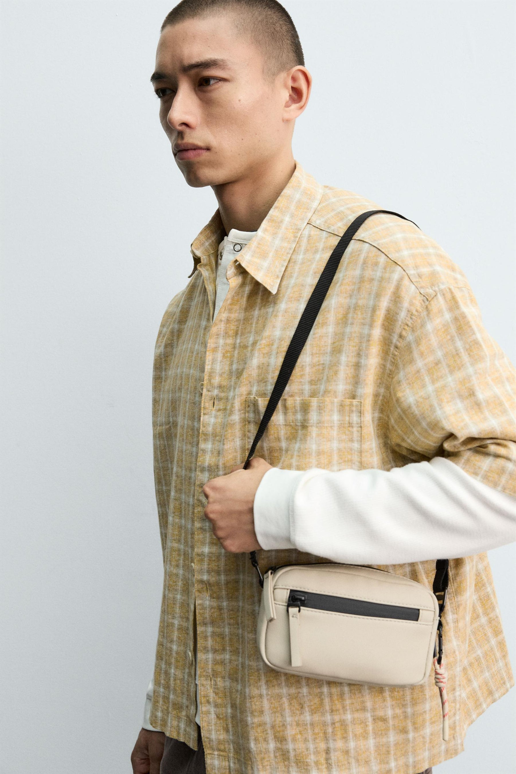 Gummierte Umhängetasche